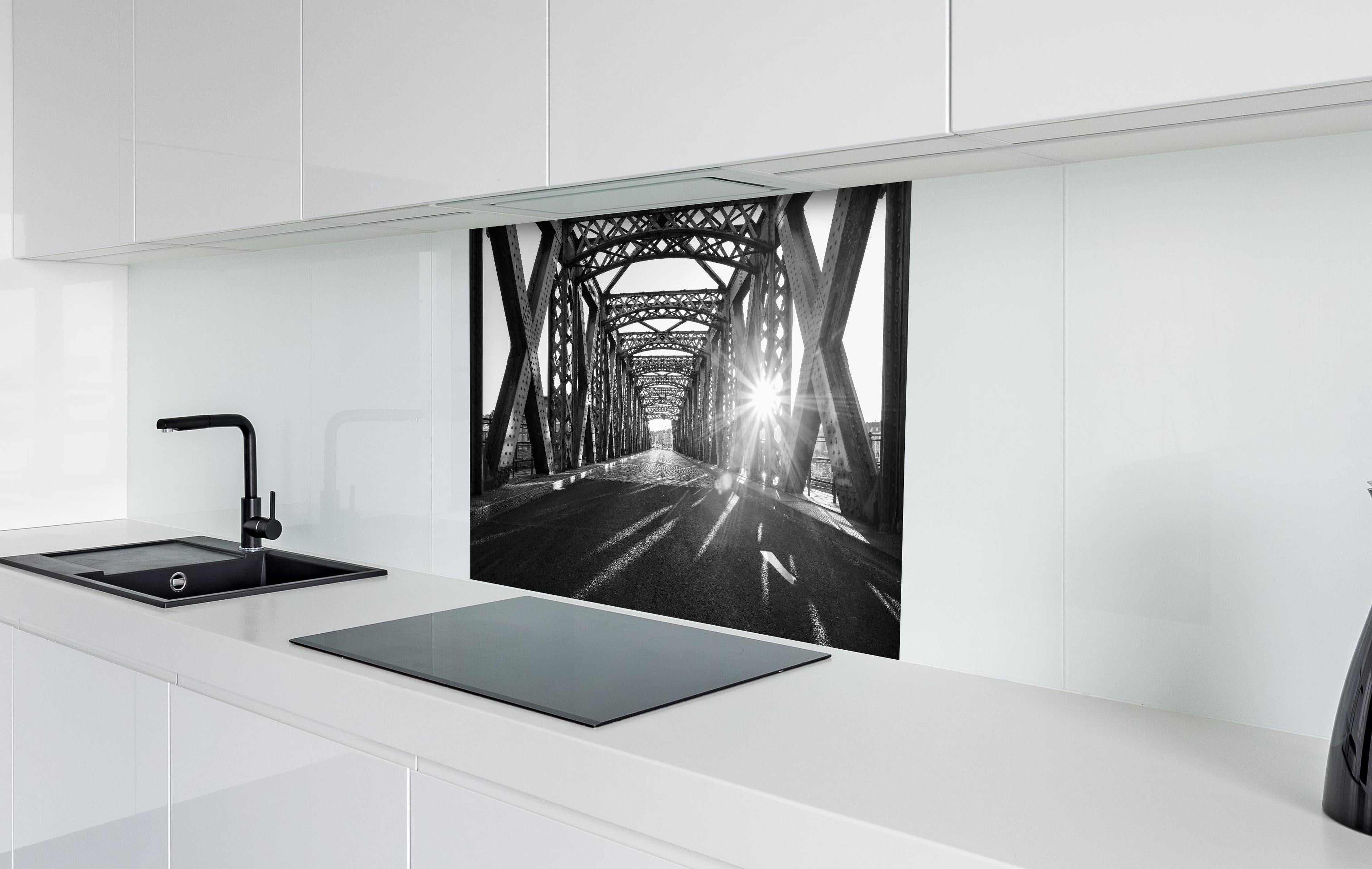 Spritzschutz - Alte Stadtbrücke hinter einem Cerankochfeld zwischen Holz-Kochutensilien