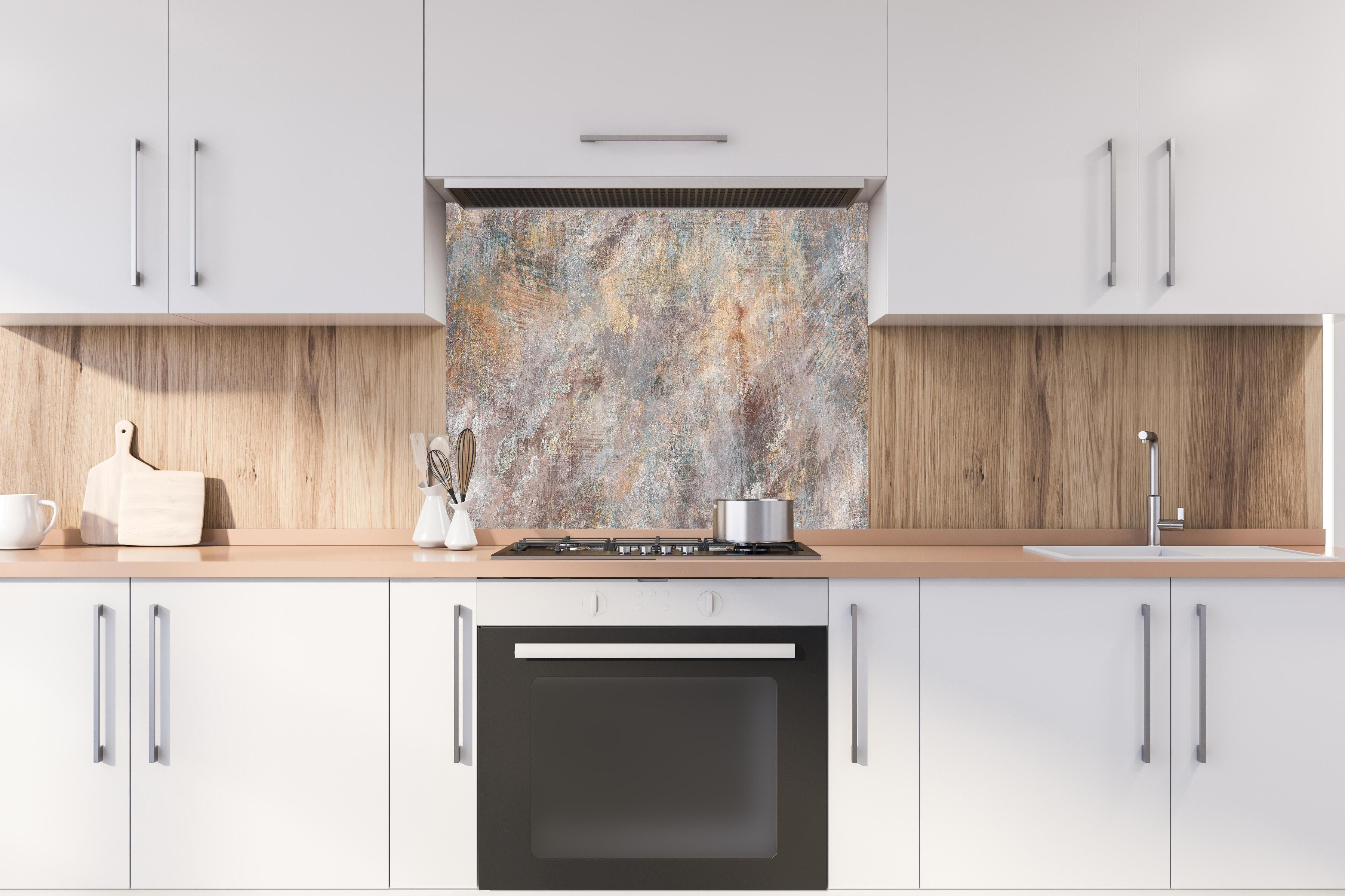 Spritzschutz - Alte Steinoberfläche hinter einem Cerankochfeld zwischen Holz-Kochutensilien