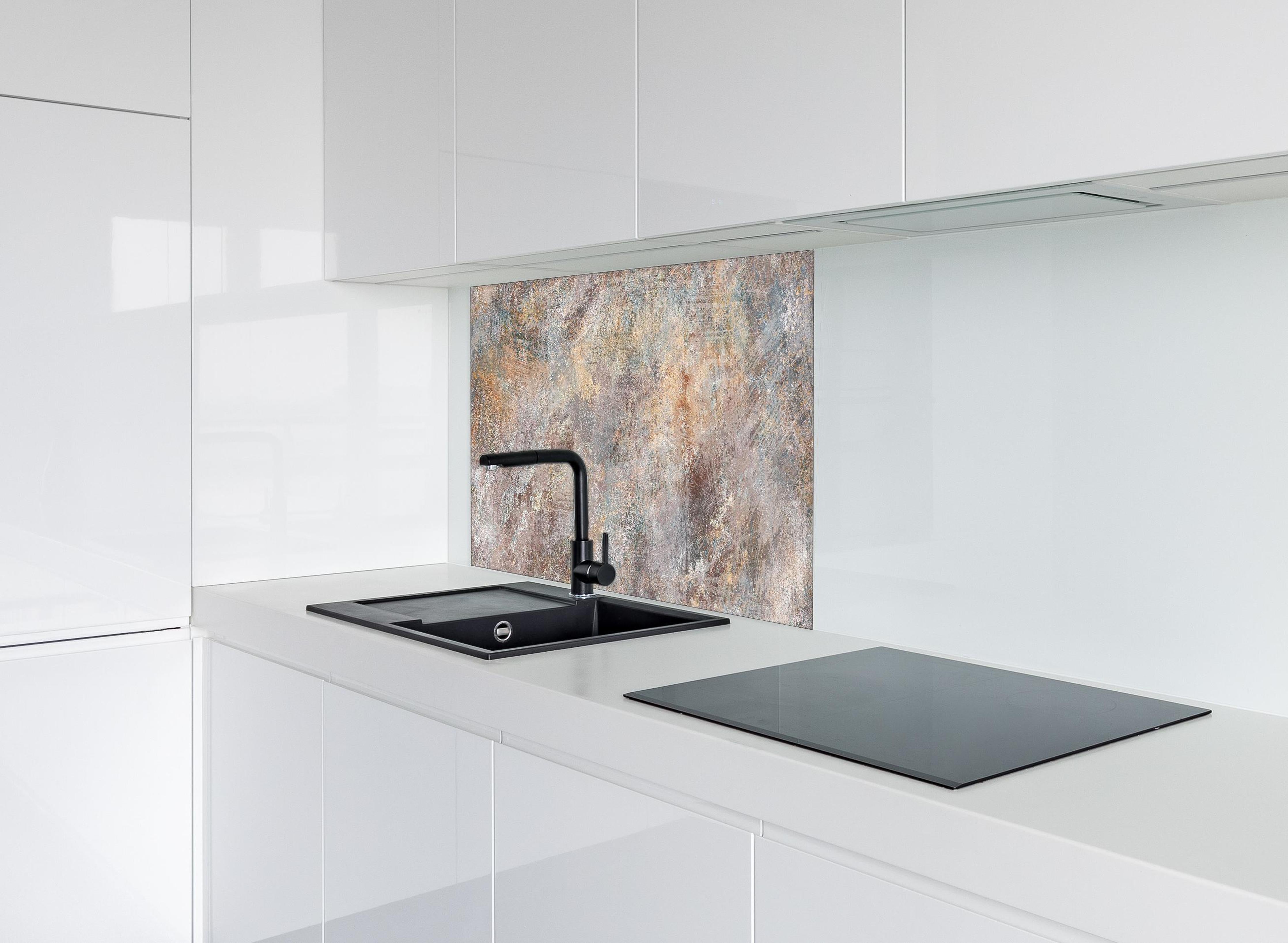 Spritzschutz - Alte Steinoberfläche hinter einem Cerankochfeld zwischen Holz-Kochutensilien