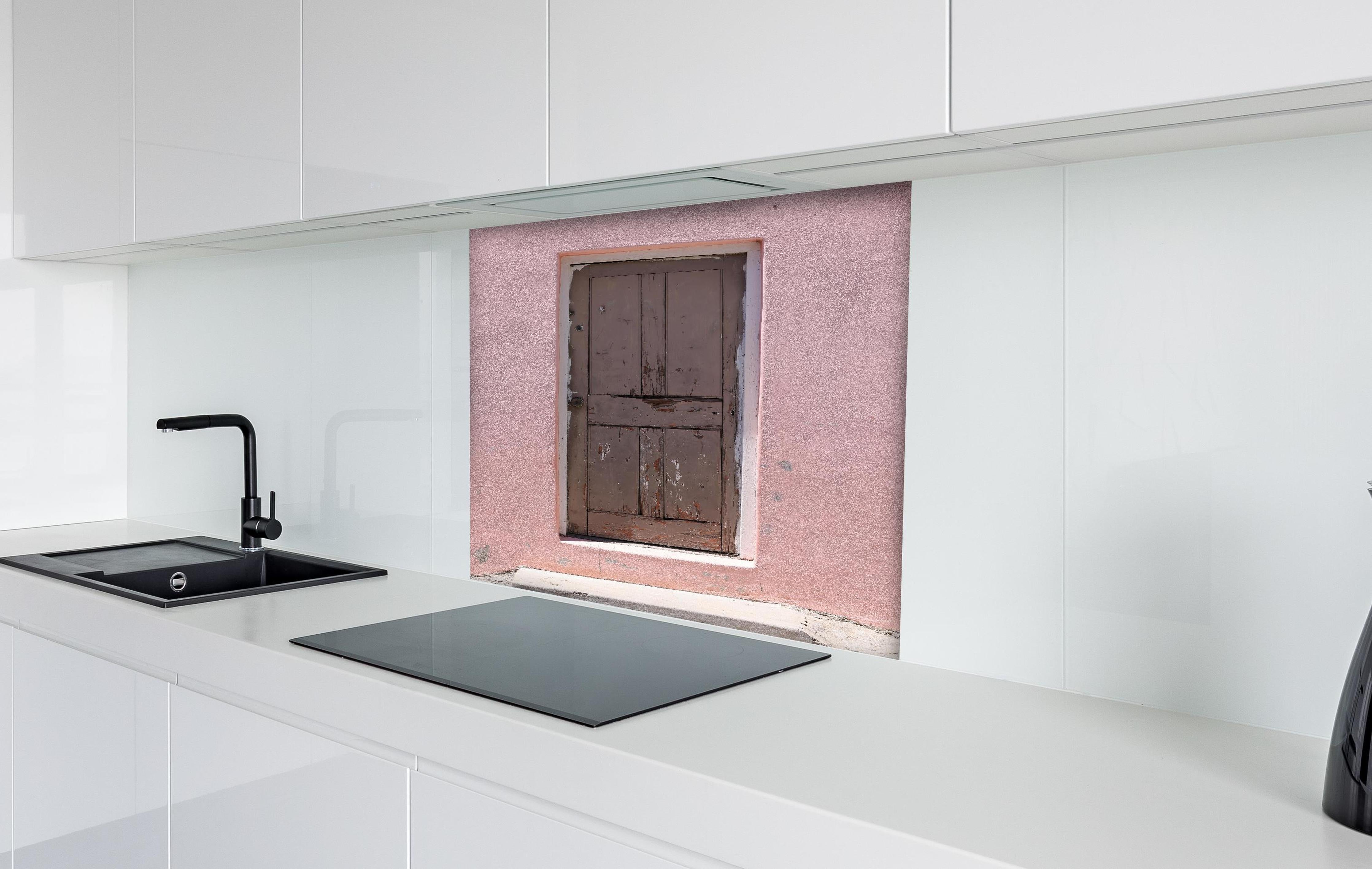 Spritzschutz - Alte Tür mit abblätternder Farbe an Rosa Wand hinter einem Cerankochfeld zwischen Holz-Kochutensilien