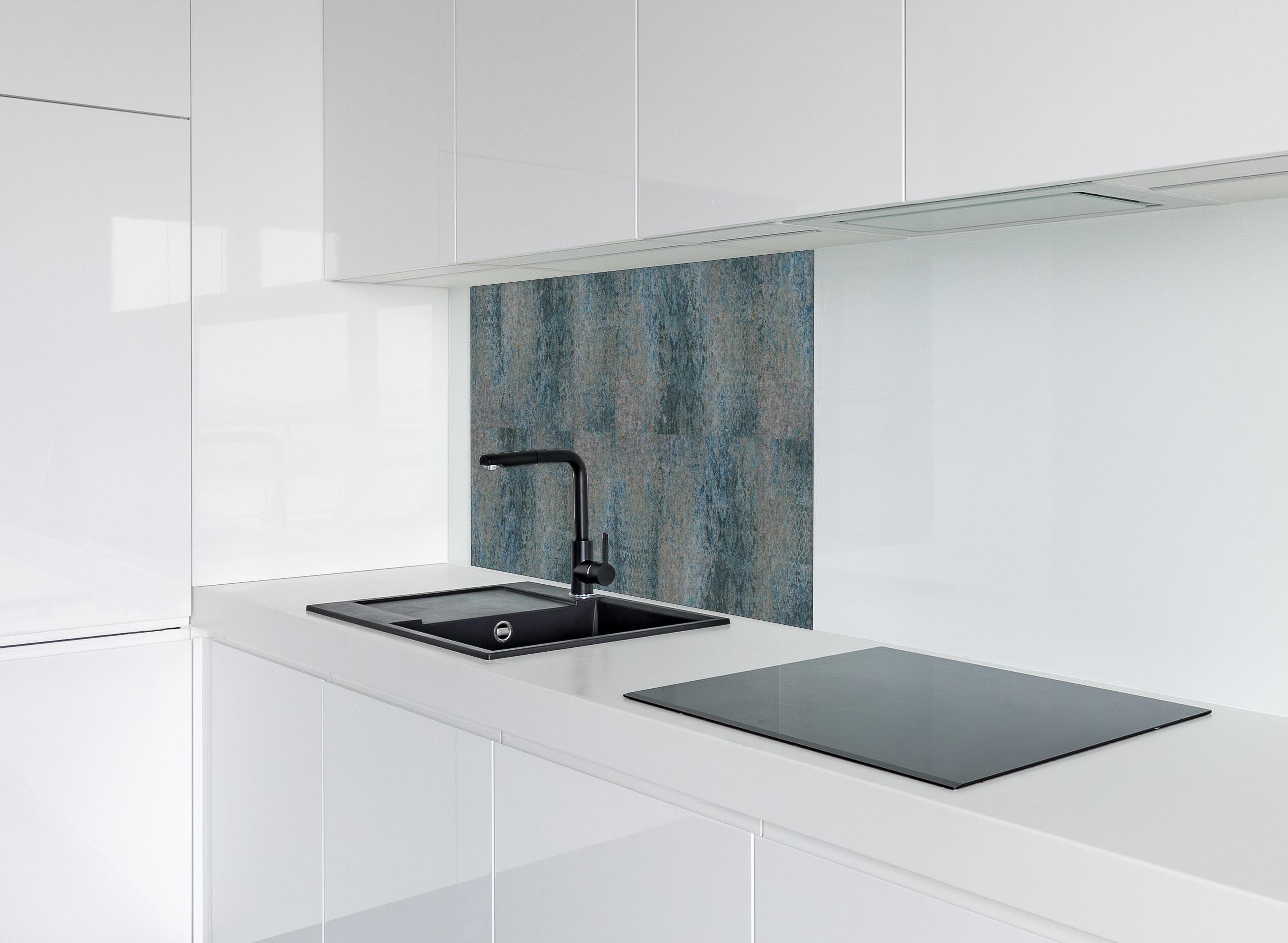 Spritzschutz - Alte Türkis Graue Patchwork Mosaikfliesen hinter einem Cerankochfeld zwischen Holz-Kochutensilien