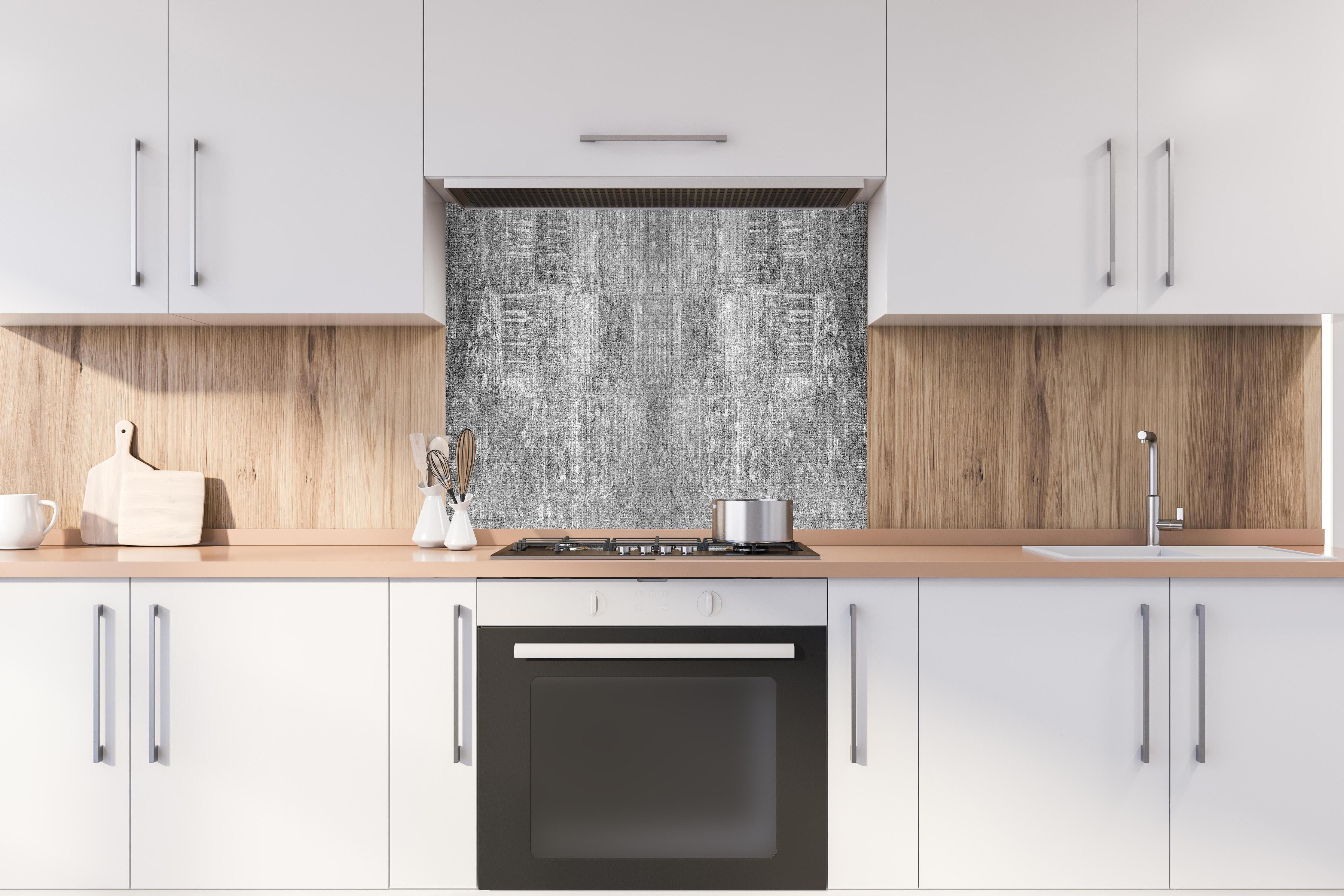 Spritzschutz - Alte Vintage Betonmauer Panorama-Textur hinter einem Cerankochfeld zwischen Holz-Kochutensilien