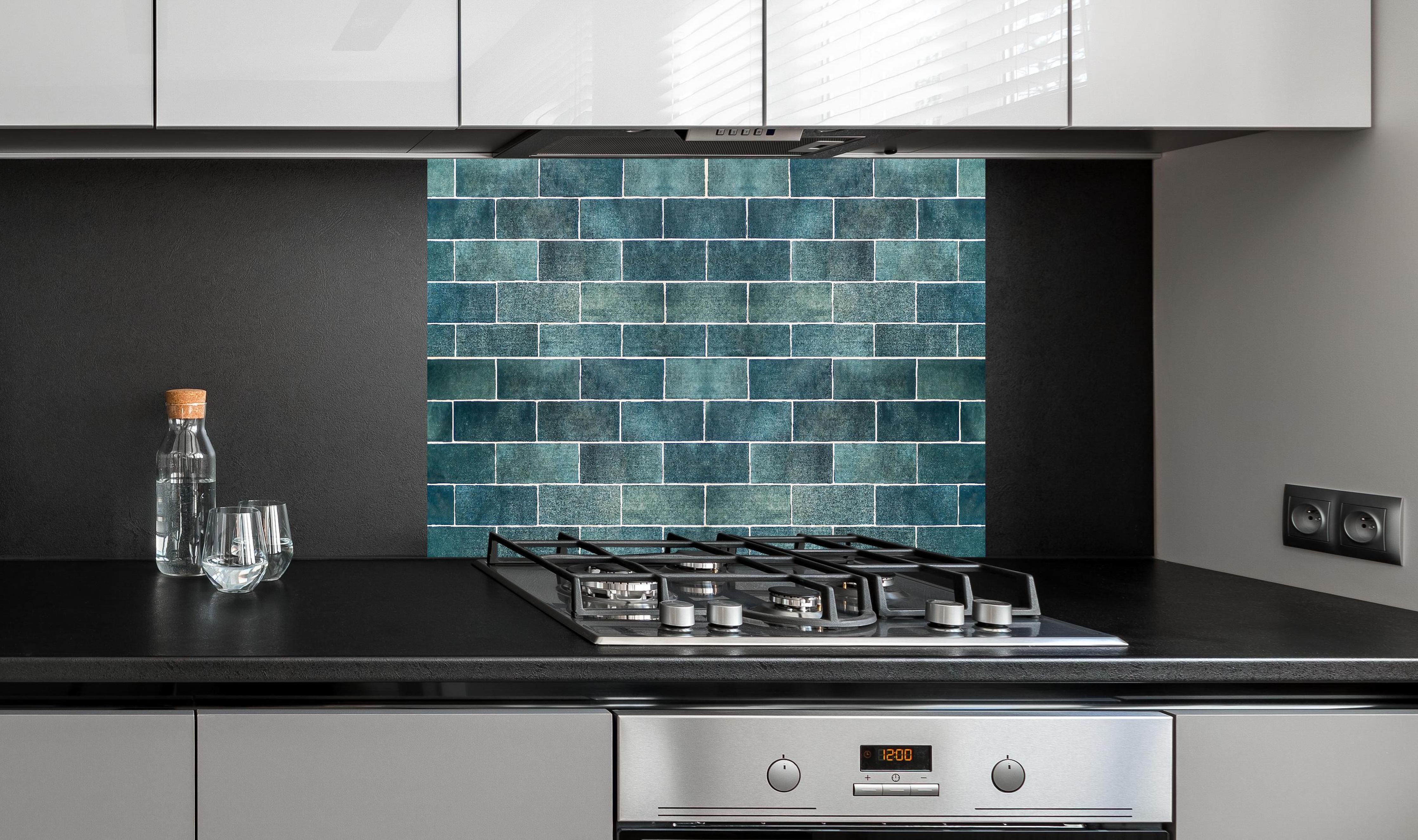 Spritzschutz - Alte Vintage Keramikfliesen in Blau hinter einem Cerankochfeld zwischen Holz-Kochutensilien