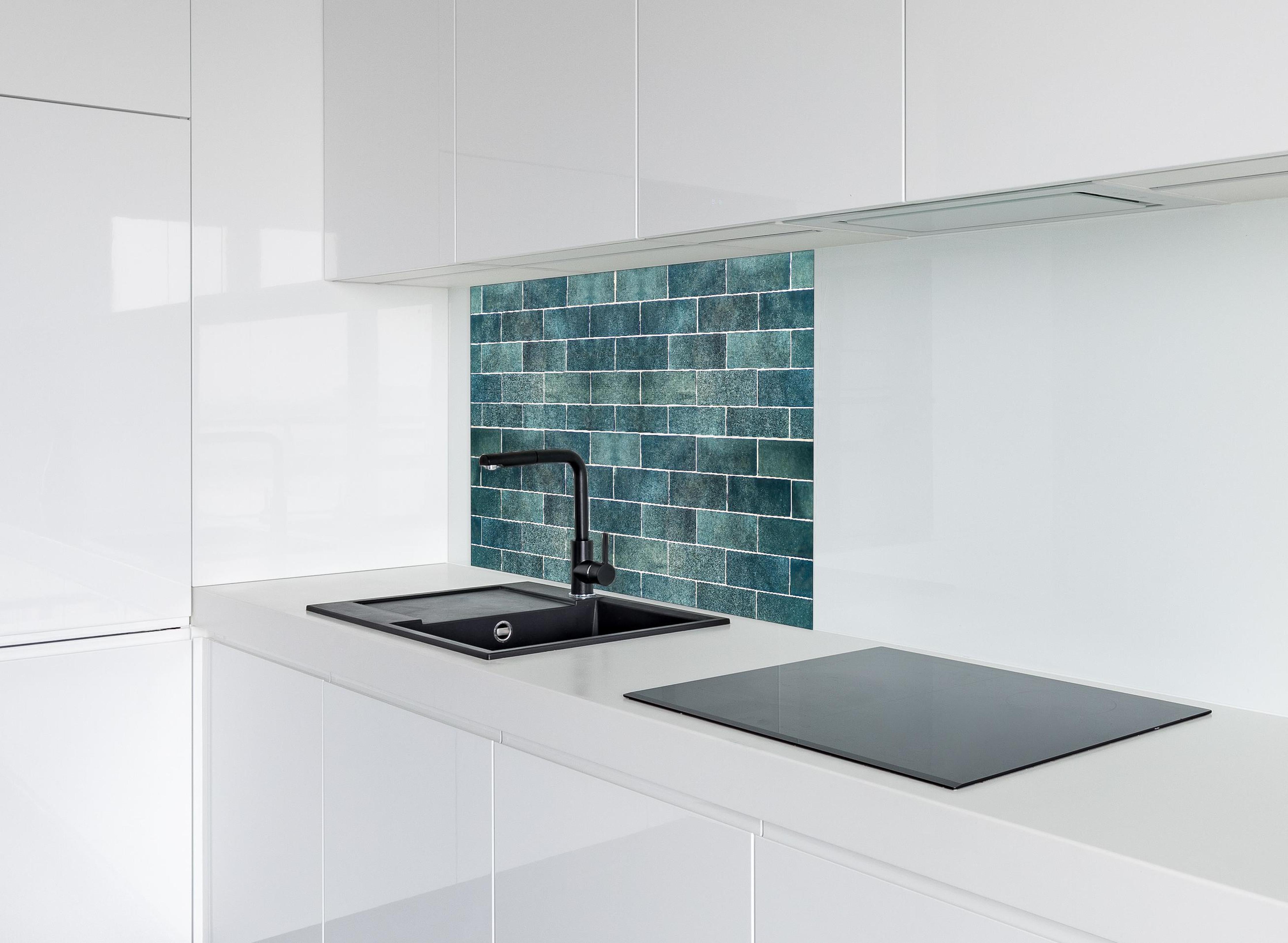 Spritzschutz - Alte Vintage Keramikfliesen in Blau hinter einem Cerankochfeld zwischen Holz-Kochutensilien