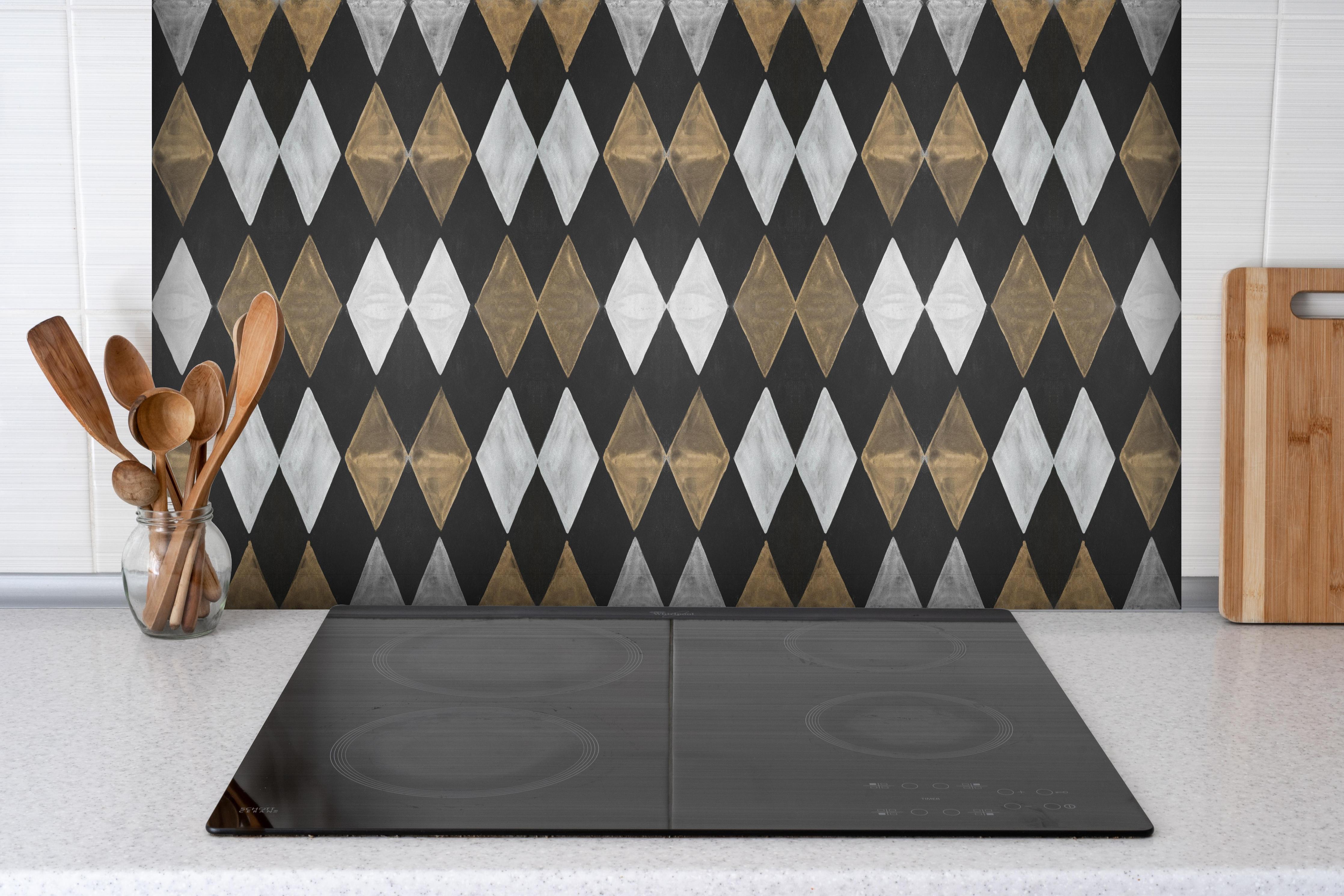 Spritzschutz - Alte Vintage Mosaikfliesen Wandtextur hinter einem Cerankochfeld zwischen Holz-Kochutensilien