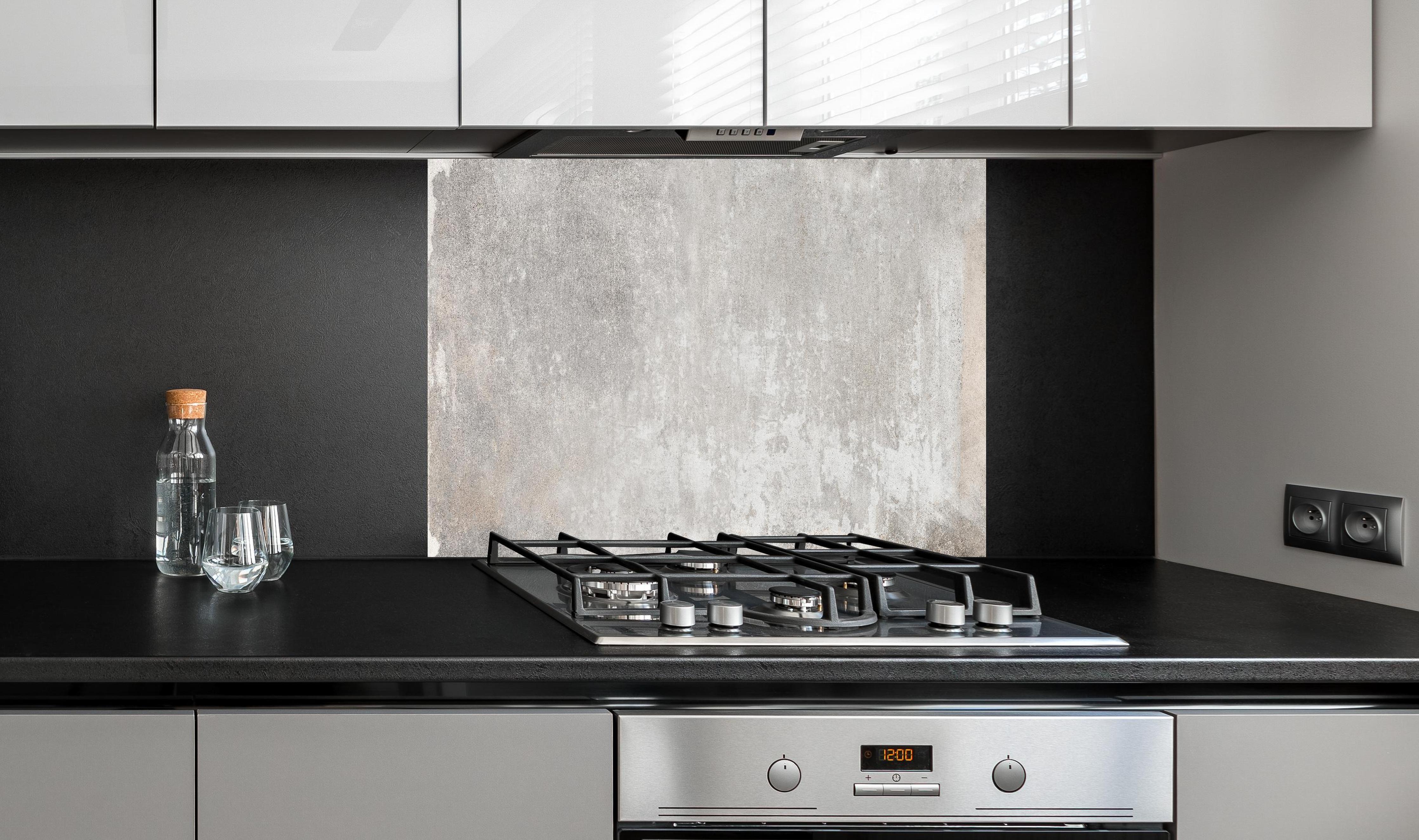 Spritzschutz - Alte Zementwandstruktur hinter einem Cerankochfeld zwischen Holz-Kochutensilien