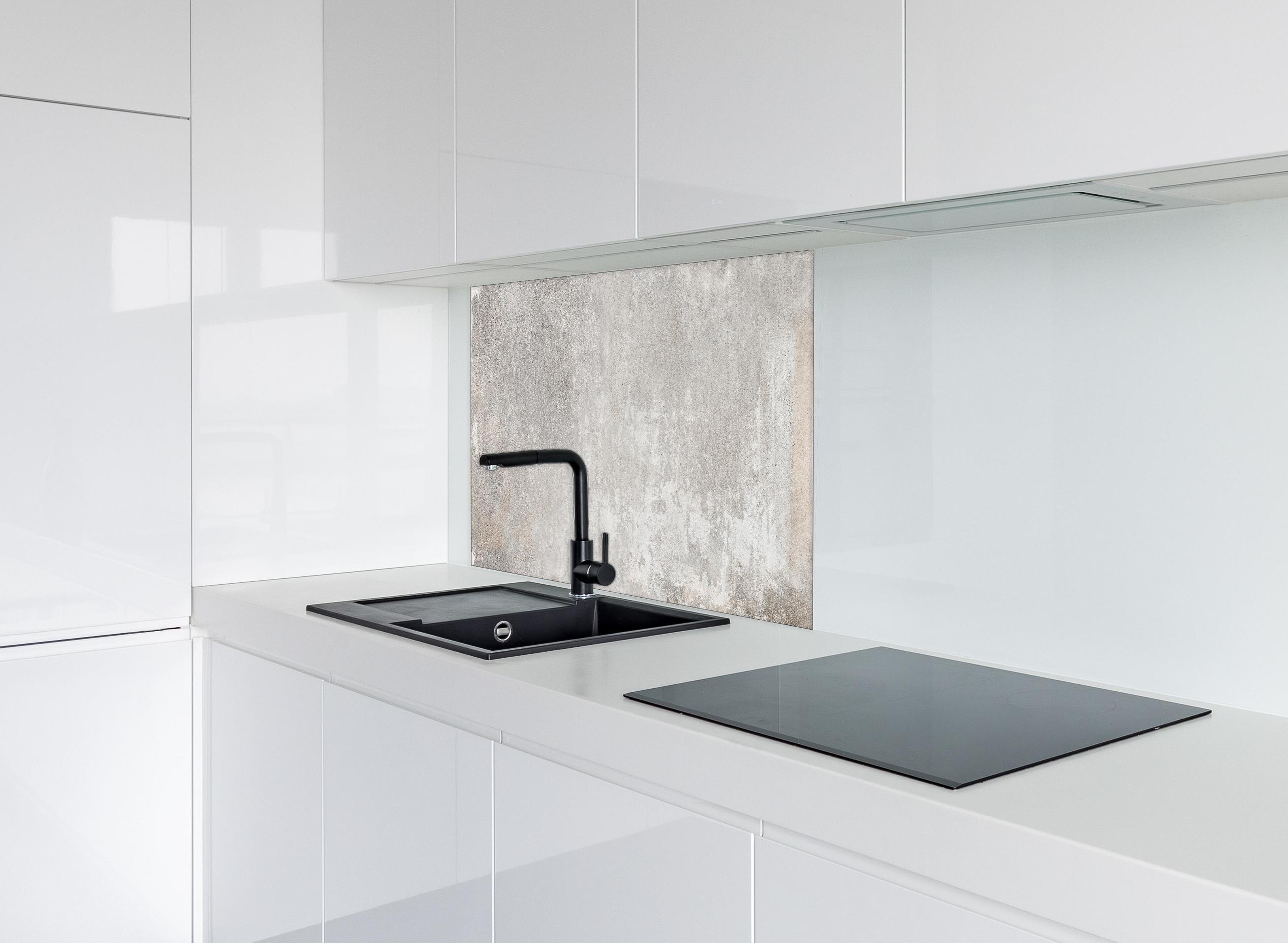 Spritzschutz - Alte Zementwandstruktur hinter einem Cerankochfeld zwischen Holz-Kochutensilien