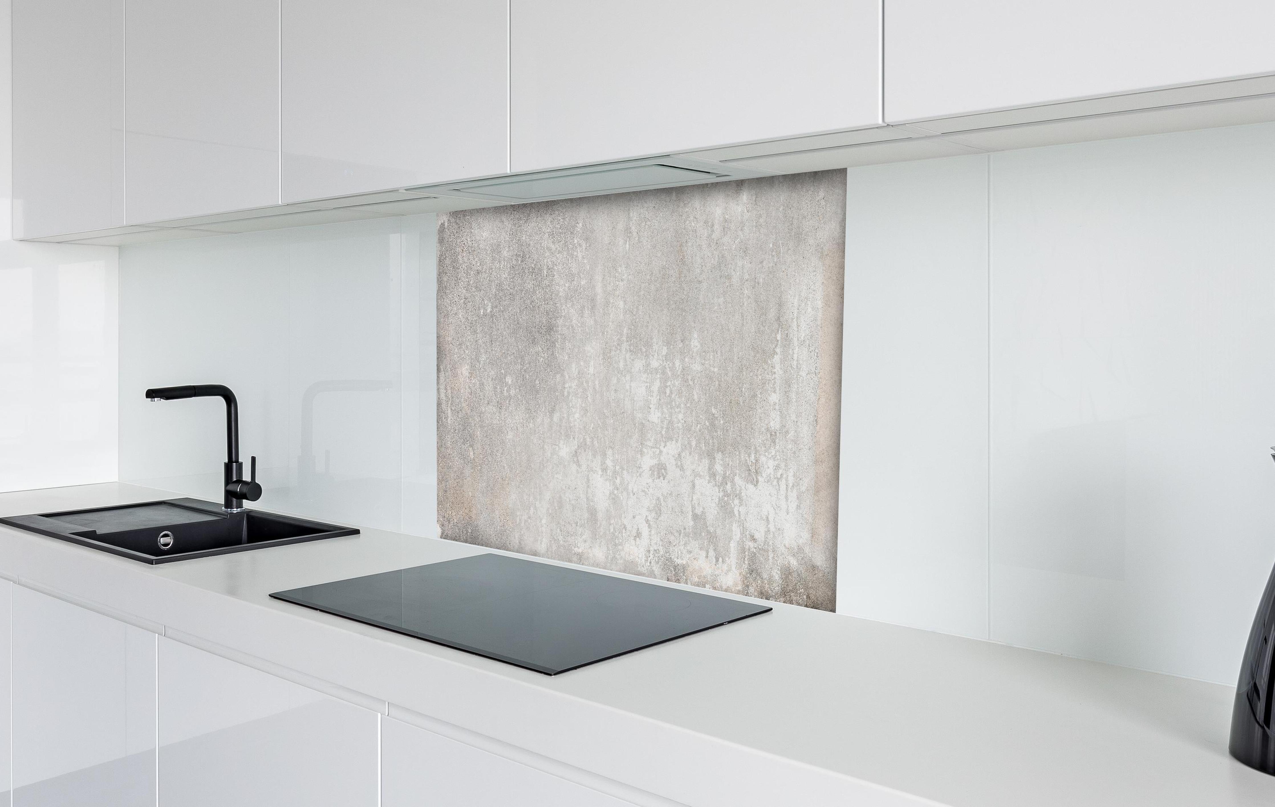 Spritzschutz - Alte Zementwandstruktur hinter einem Cerankochfeld zwischen Holz-Kochutensilien