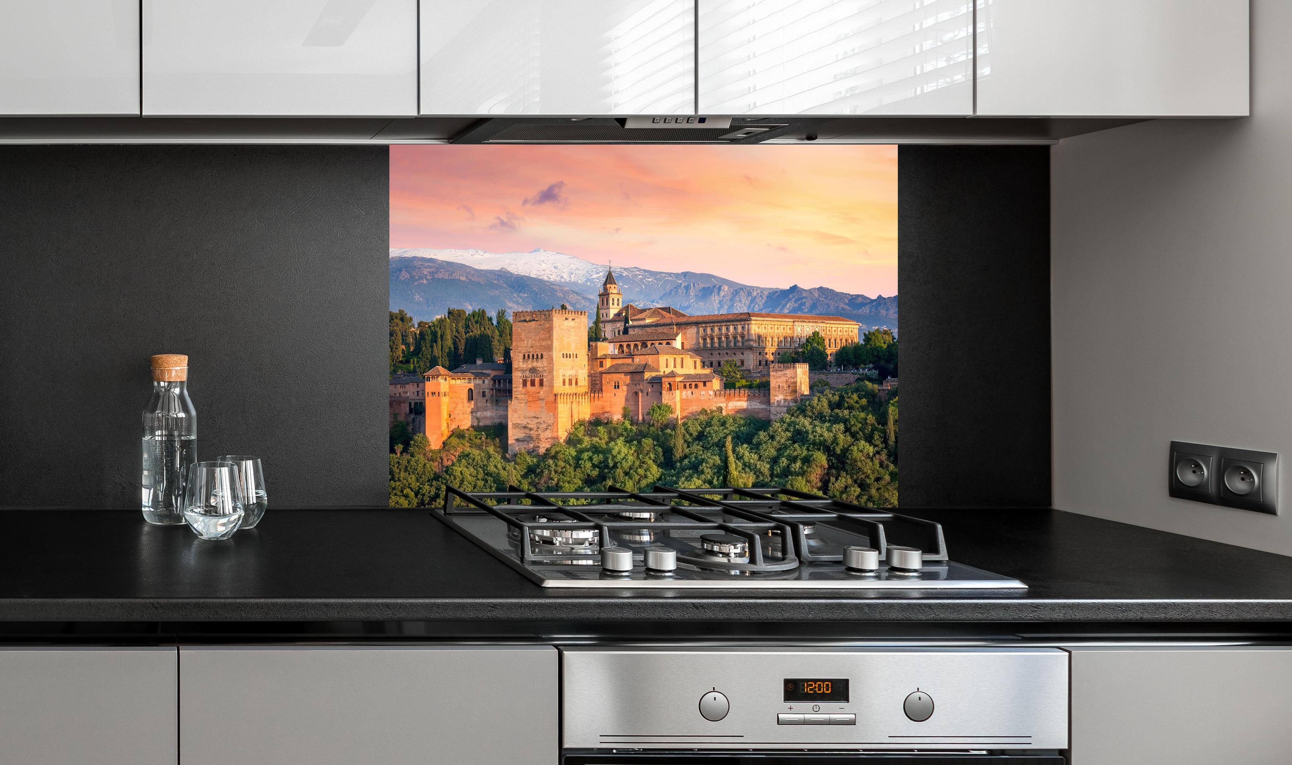 Spritzschutz - Alte arabische Festung - Alhambra hinter einem Cerankochfeld zwischen Holz-Kochutensilien