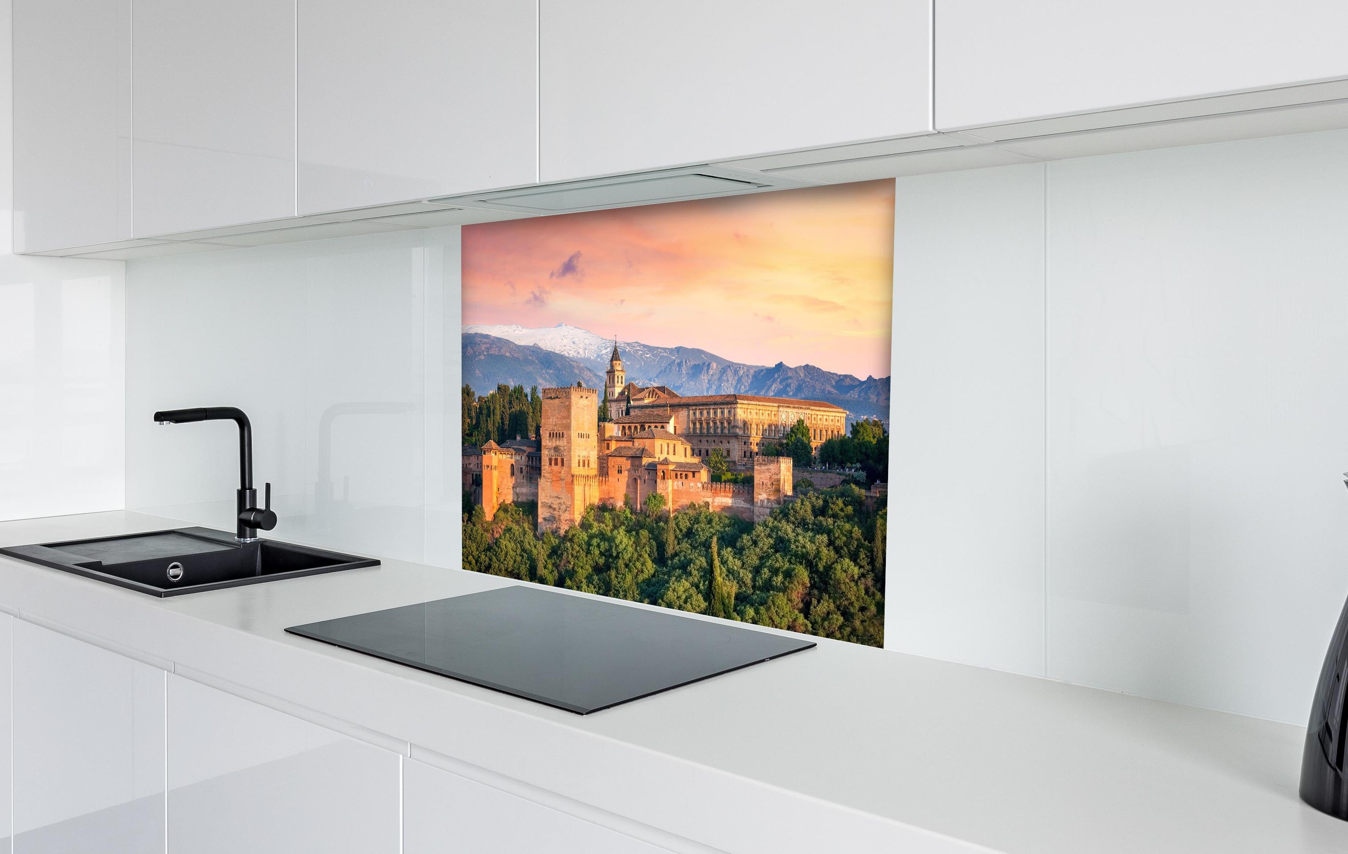 Spritzschutz - Alte arabische Festung - Alhambra hinter einem Cerankochfeld zwischen Holz-Kochutensilien