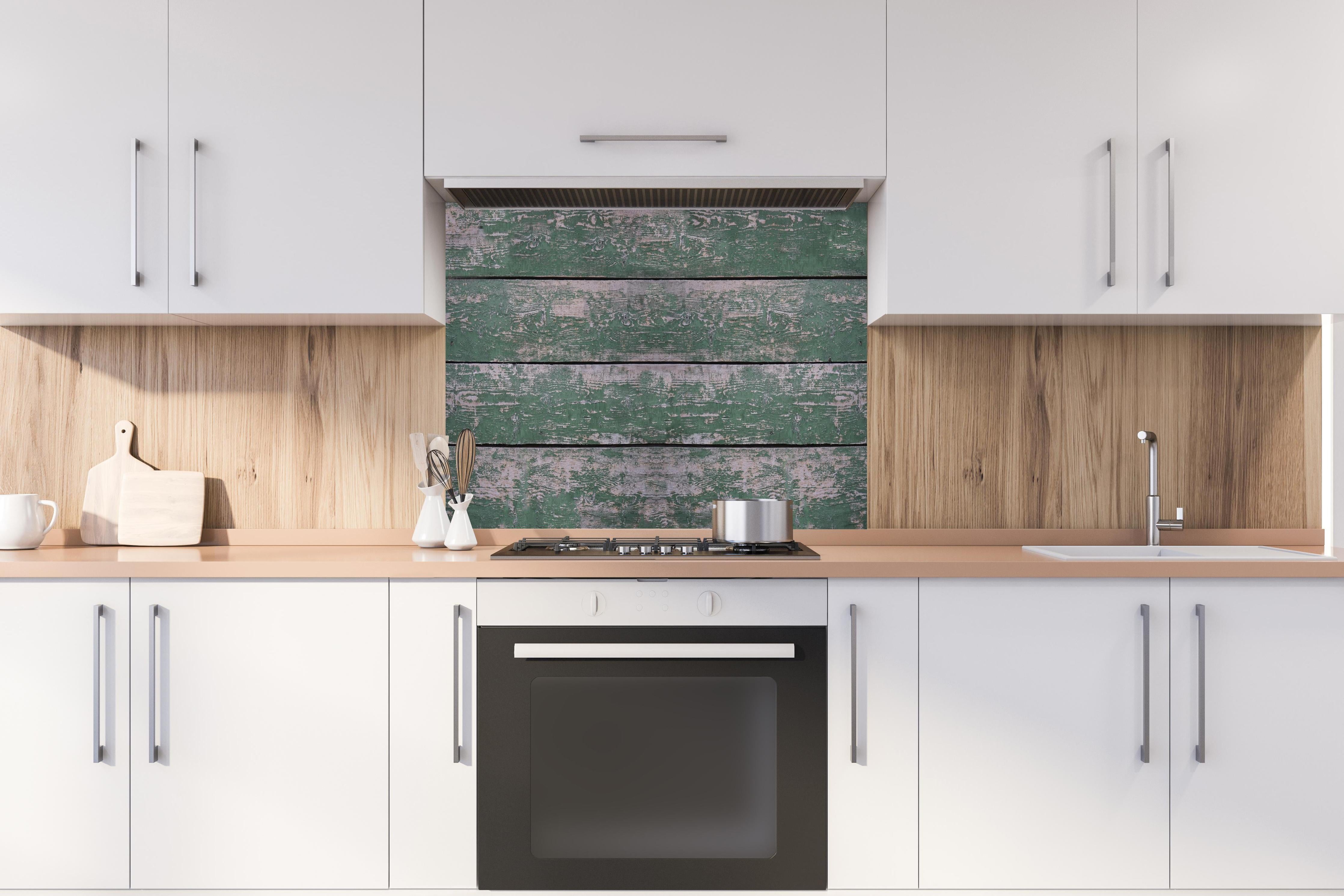 Spritzschutz - Alte grünliche Holztextur hinter einem Cerankochfeld zwischen Holz-Kochutensilien