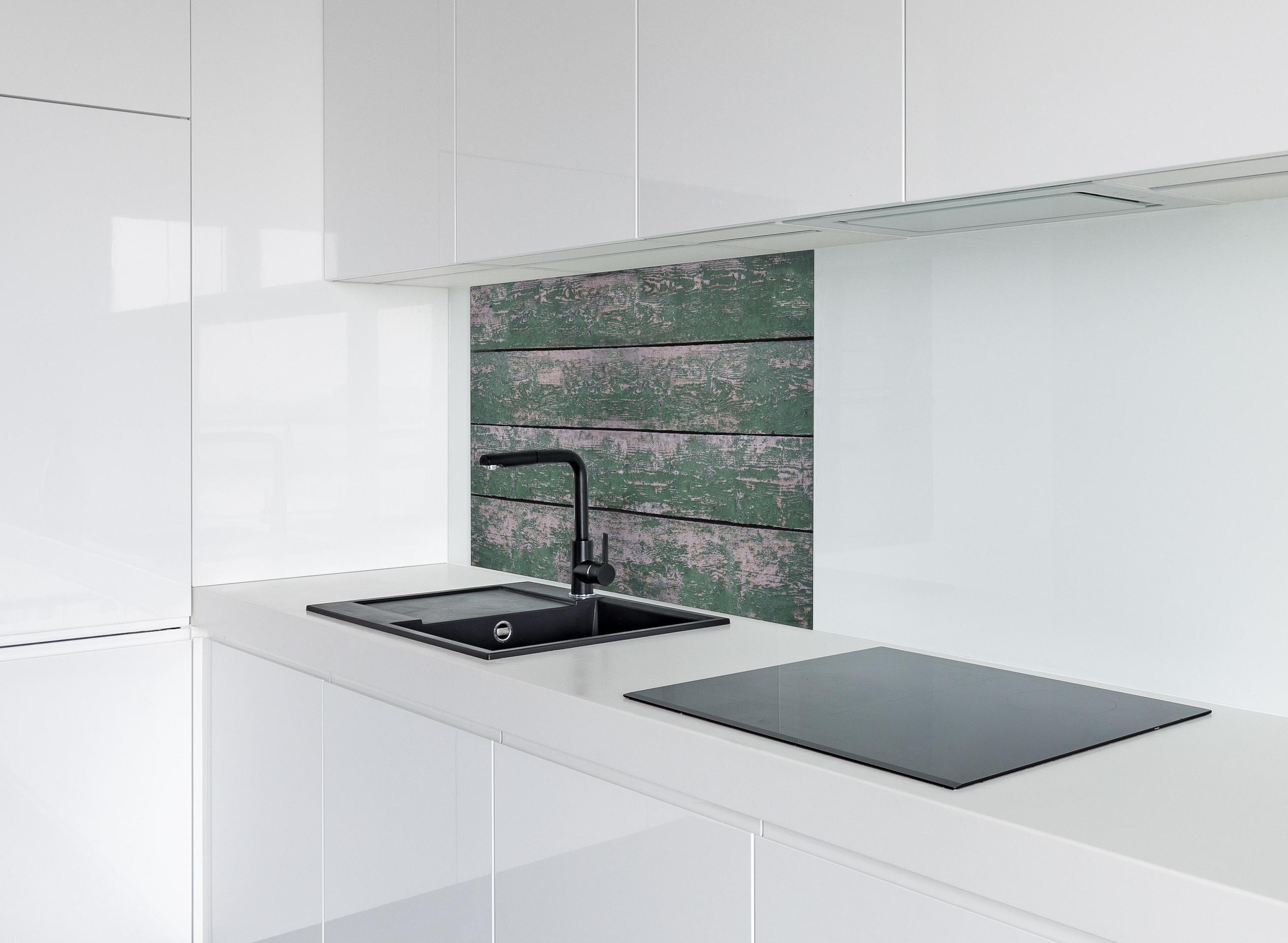 Spritzschutz - Alte grünliche Holztextur hinter einem Cerankochfeld zwischen Holz-Kochutensilien