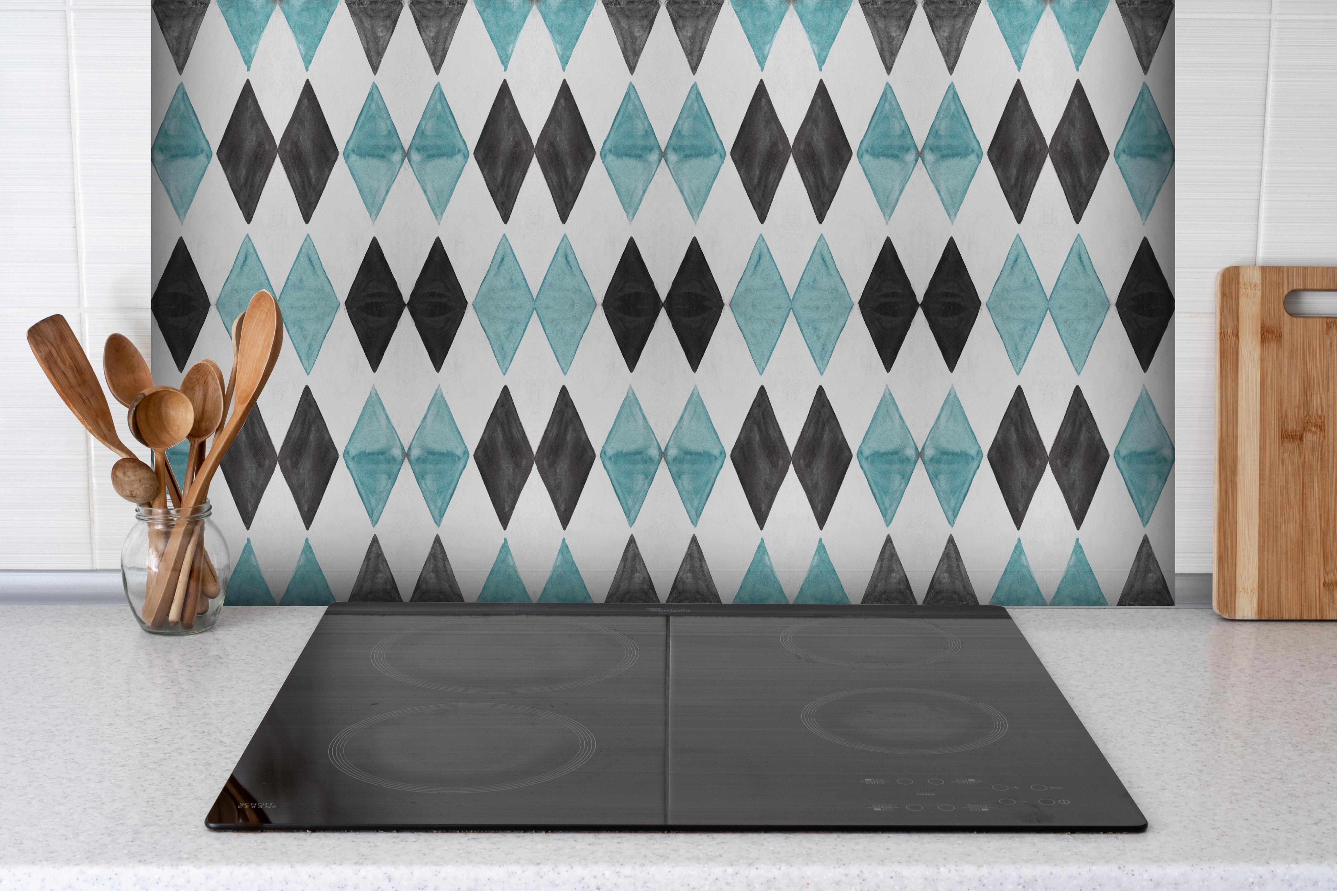 Spritzschutz - Alter Mosaikfliesen-Fotoprint in Türkis hinter einem Cerankochfeld zwischen Holz-Kochutensilien