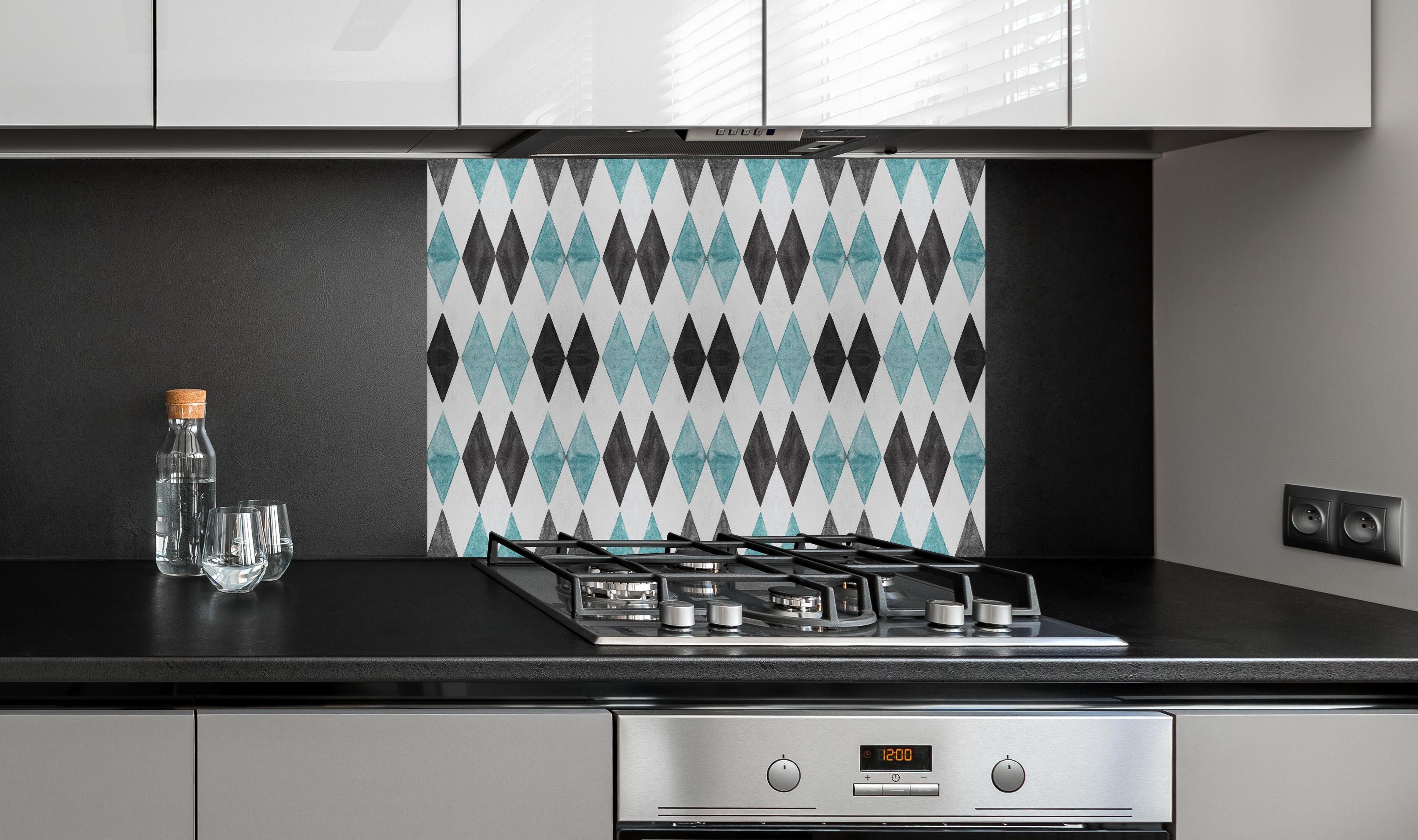 Spritzschutz - Alter Mosaikfliesen-Fotoprint in Türkis hinter einem Cerankochfeld zwischen Holz-Kochutensilien