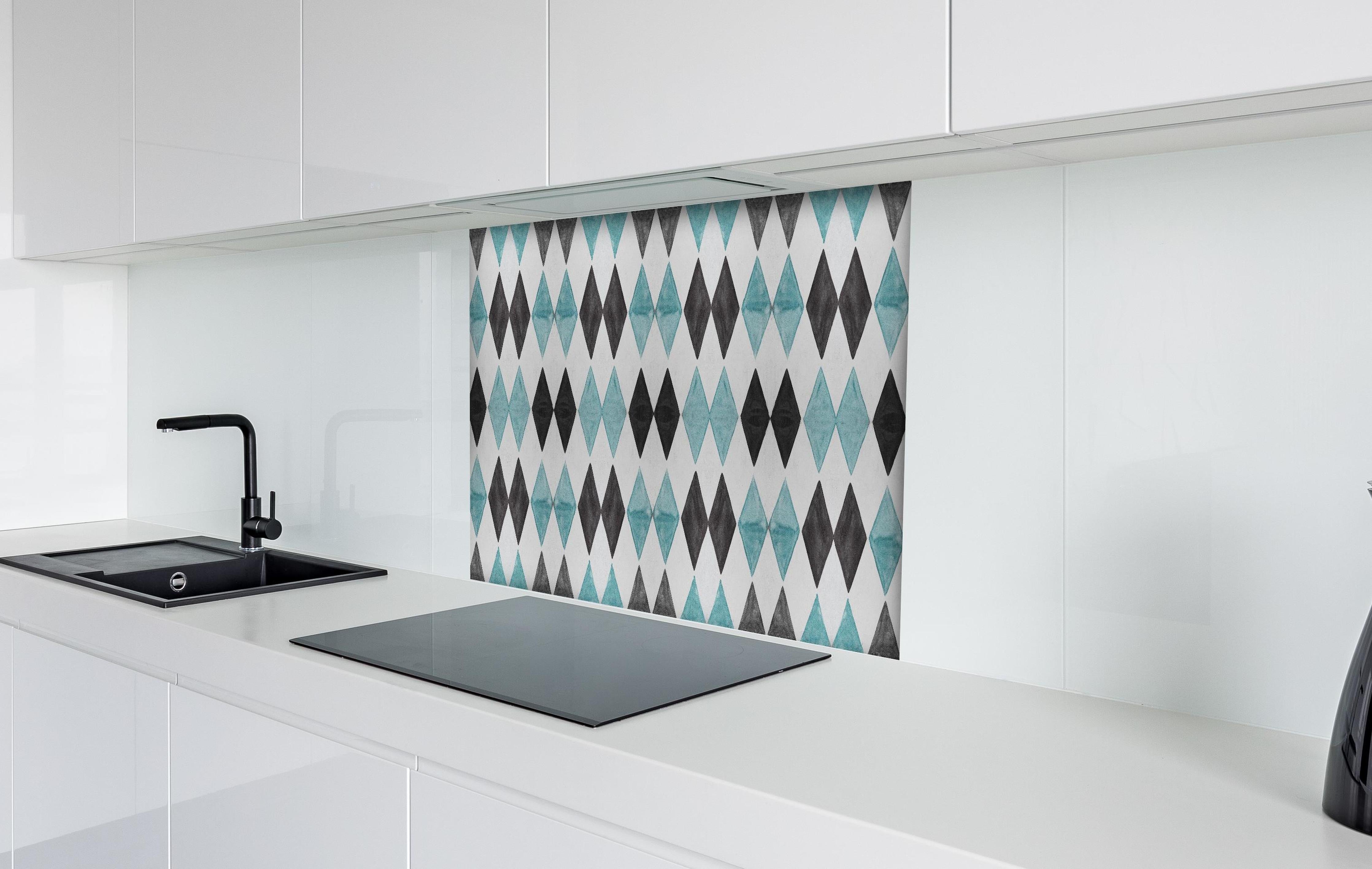 Spritzschutz - Alter Mosaikfliesen-Fotoprint in Türkis hinter einem Cerankochfeld zwischen Holz-Kochutensilien