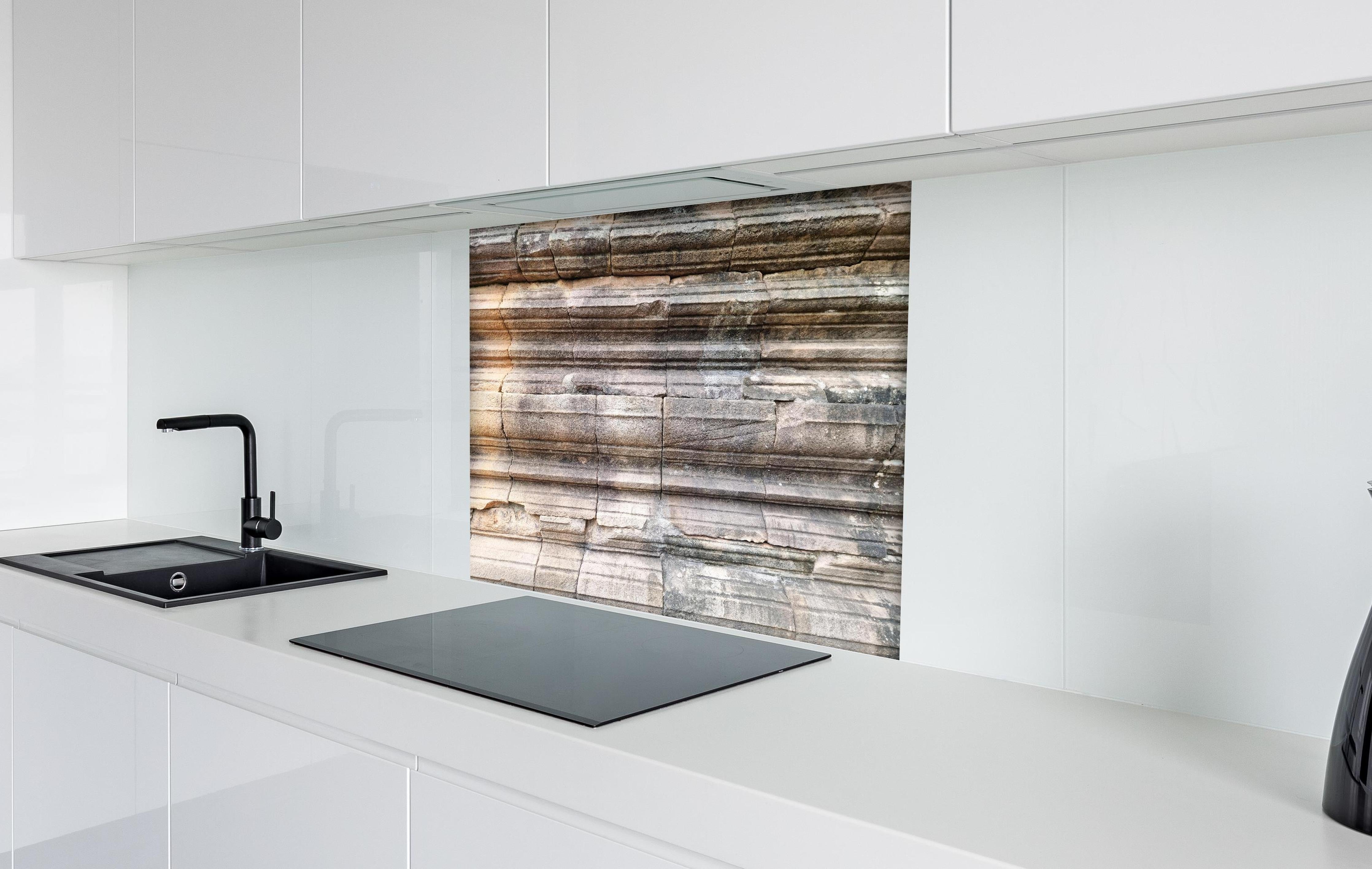 Spritzschutz - Alter Steinziegel - Grunge hinter einem Cerankochfeld zwischen Holz-Kochutensilien