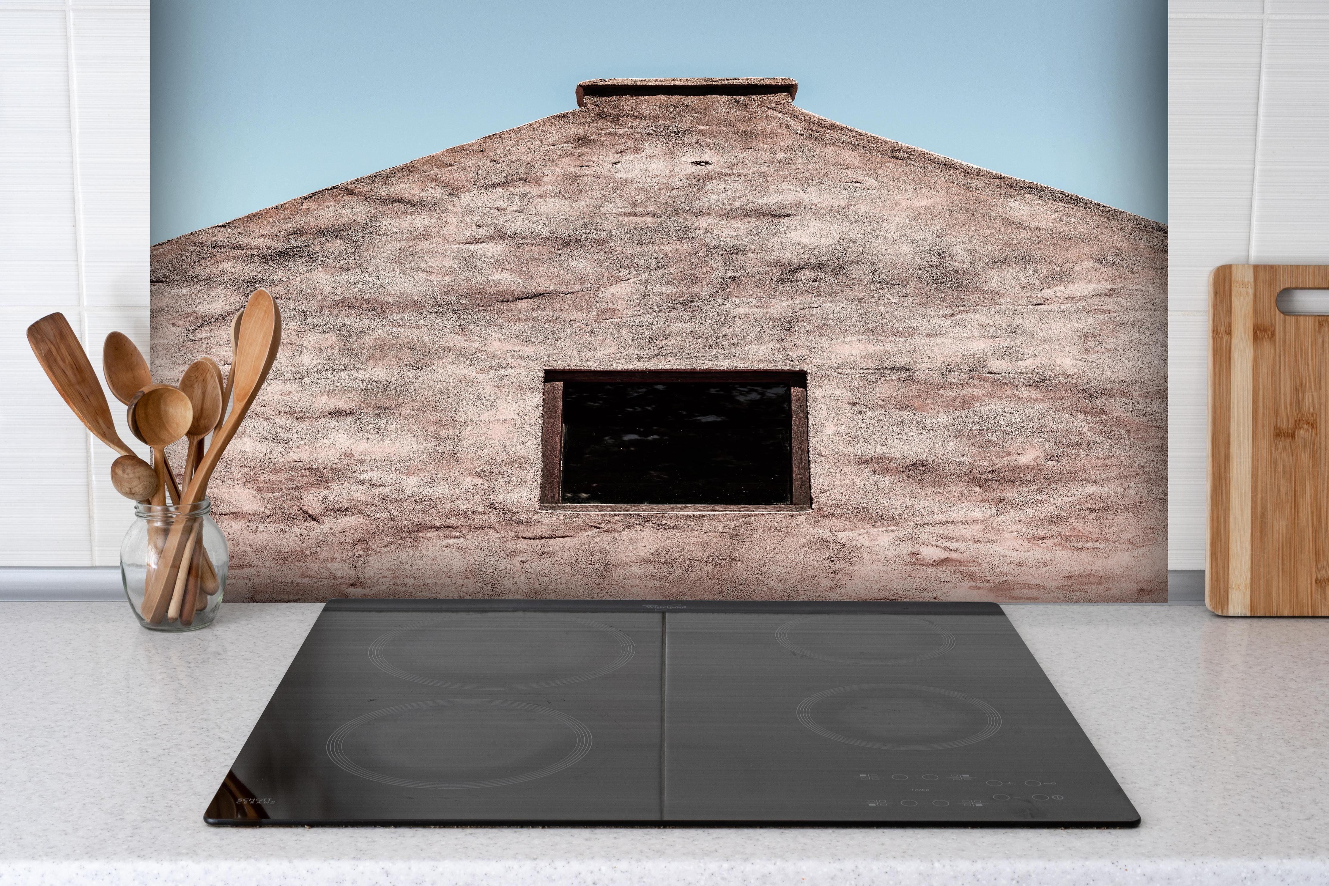 Spritzschutz - Altes Gebäude Fassade klarer Blauer Himmel hinter einem Cerankochfeld zwischen Holz-Kochutensilien