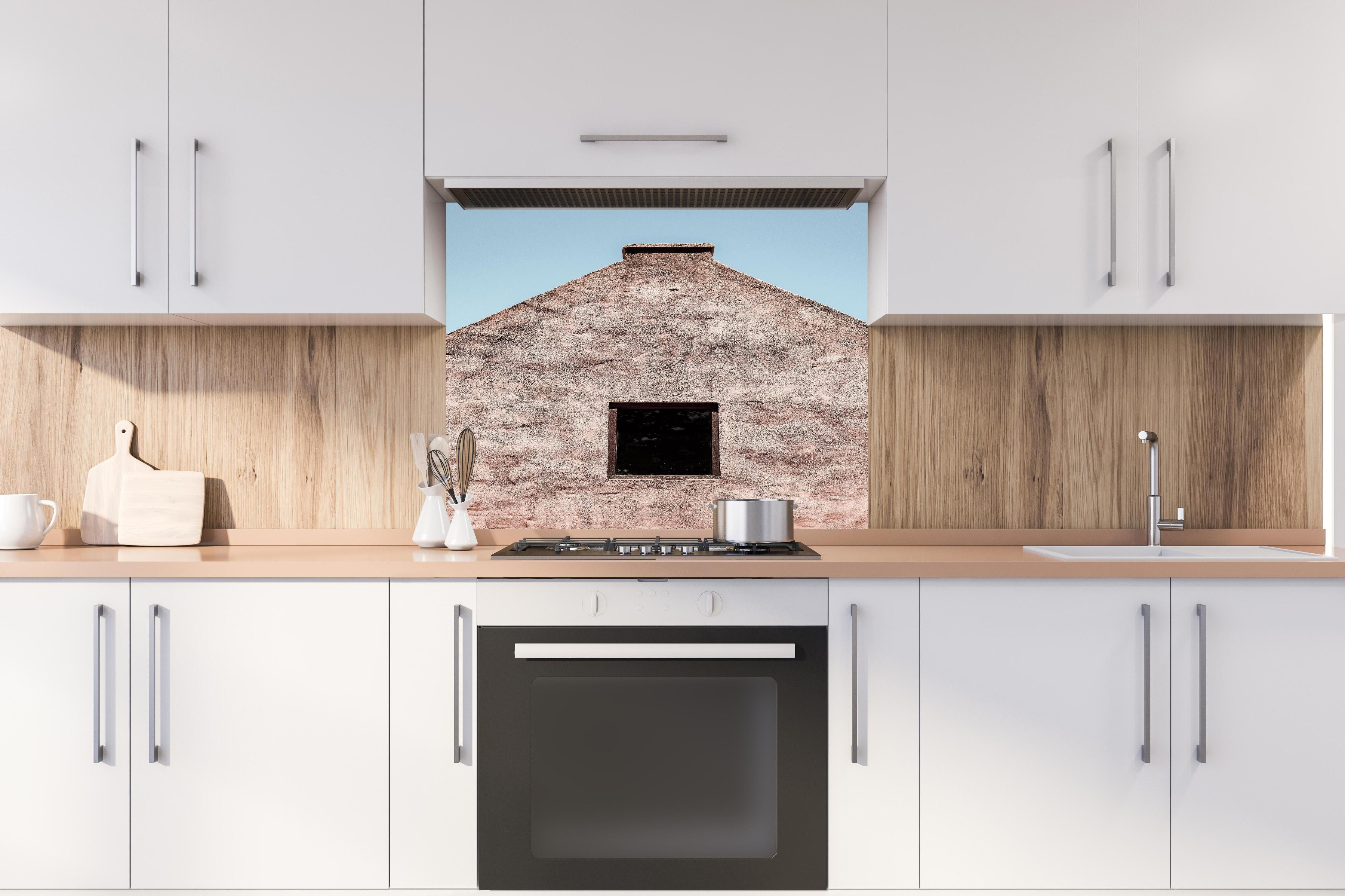 Spritzschutz - Altes Gebäude Fassade klarer Blauer Himmel hinter einem Cerankochfeld zwischen Holz-Kochutensilien