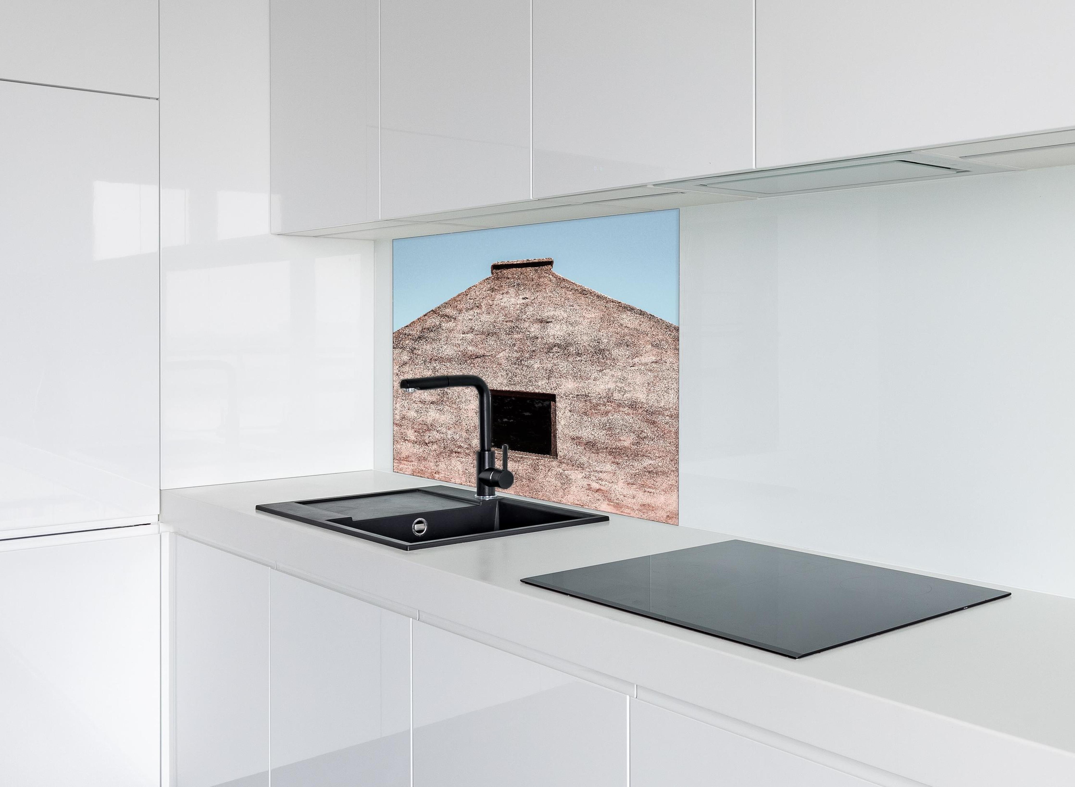 Spritzschutz - Altes Gebäude Fassade klarer Blauer Himmel hinter einem Cerankochfeld zwischen Holz-Kochutensilien