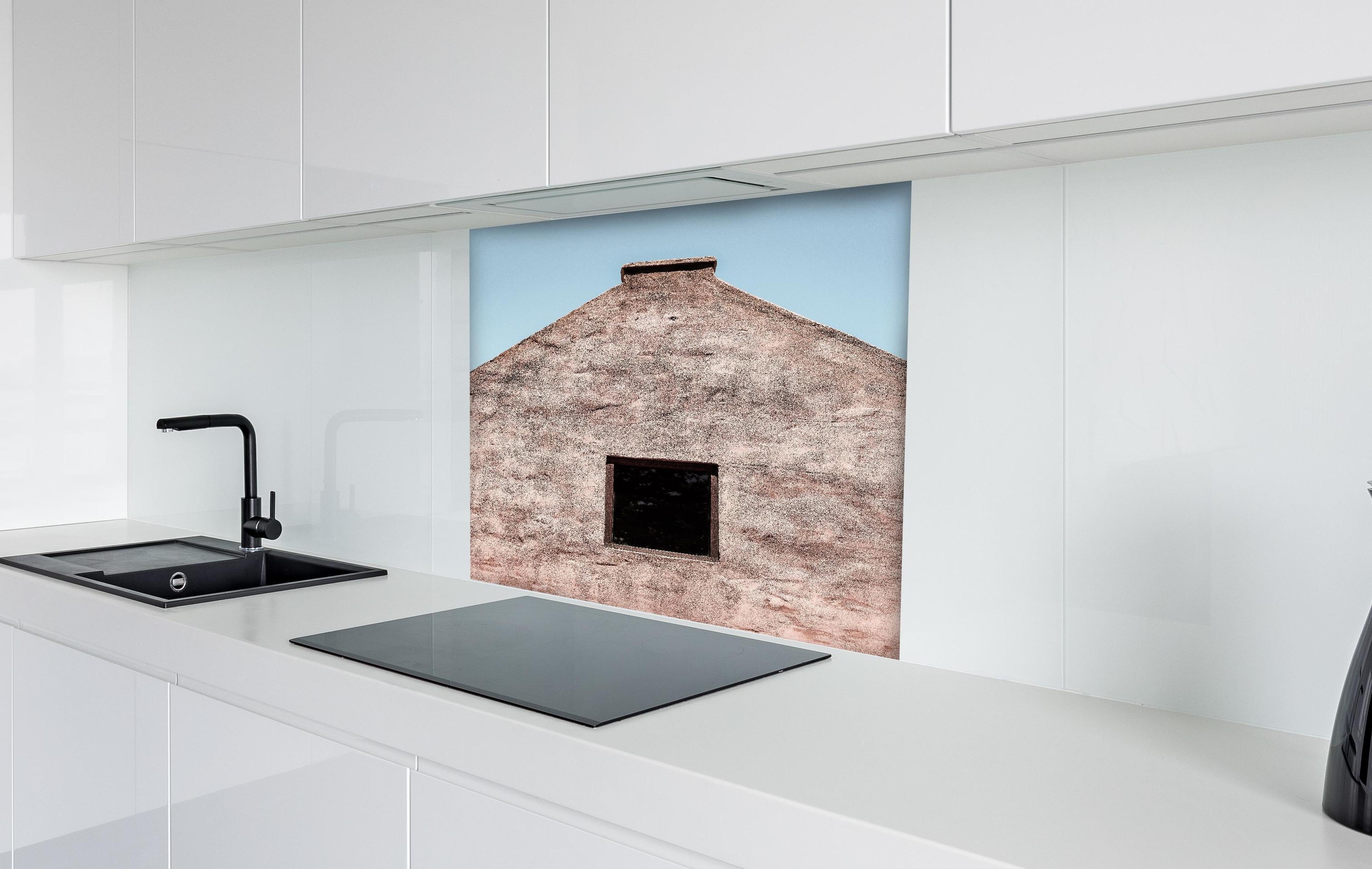 Spritzschutz - Altes Gebäude Fassade klarer Blauer Himmel hinter einem Cerankochfeld zwischen Holz-Kochutensilien