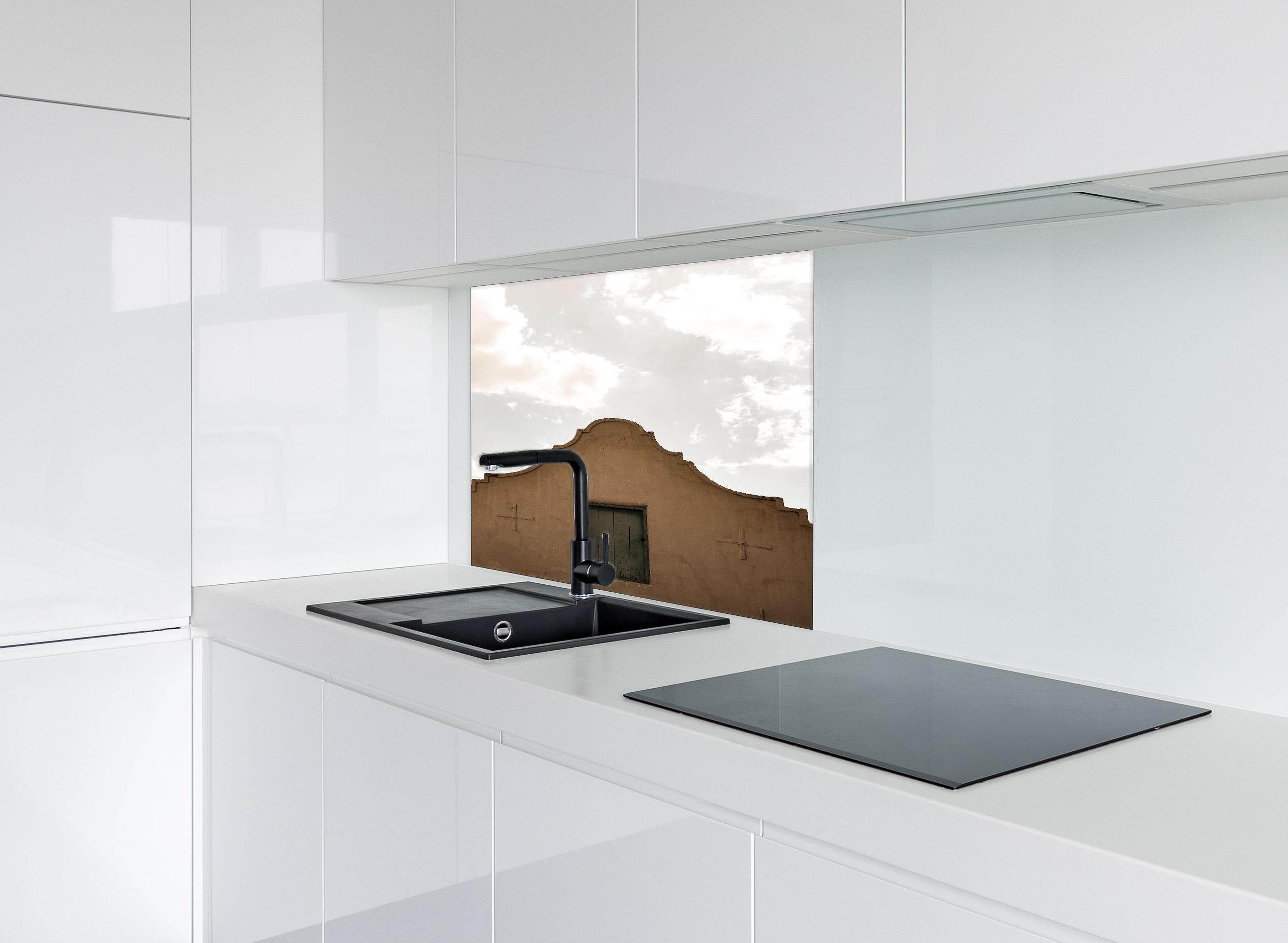 Spritzschutz - Altes Gebäude gegen bewölkten Himmel Kontrast hinter einem Cerankochfeld zwischen Holz-Kochutensilien