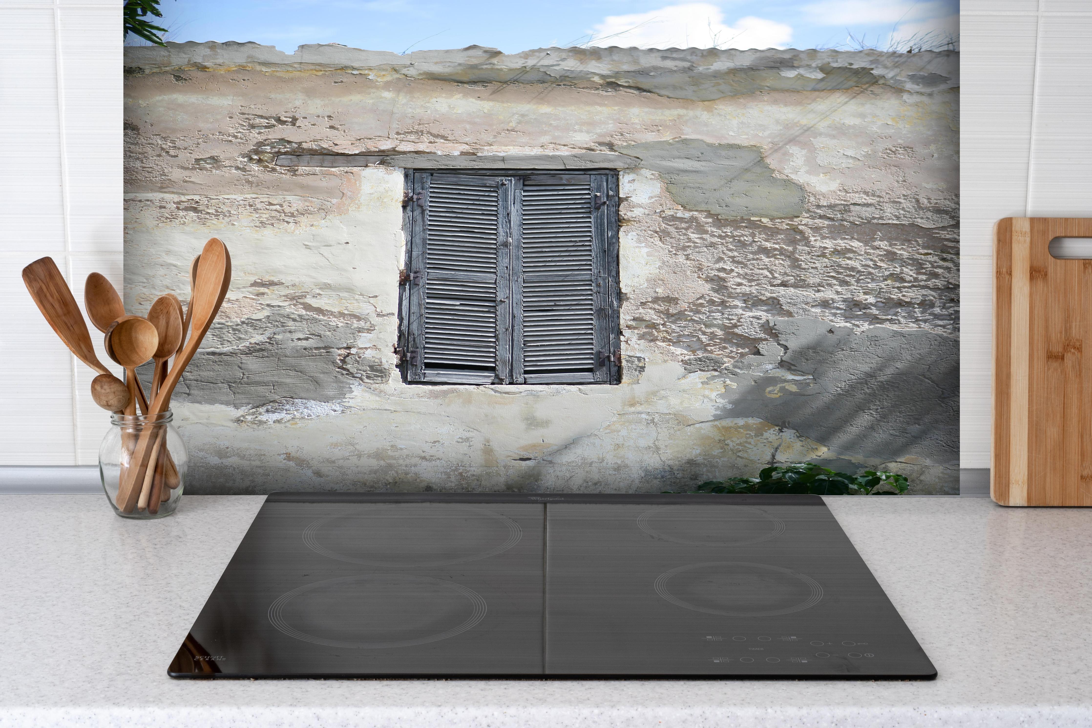 Spritzschutz - Altes Wüstenhaus mit Kakteenschatten hinter einem Cerankochfeld zwischen Holz-Kochutensilien