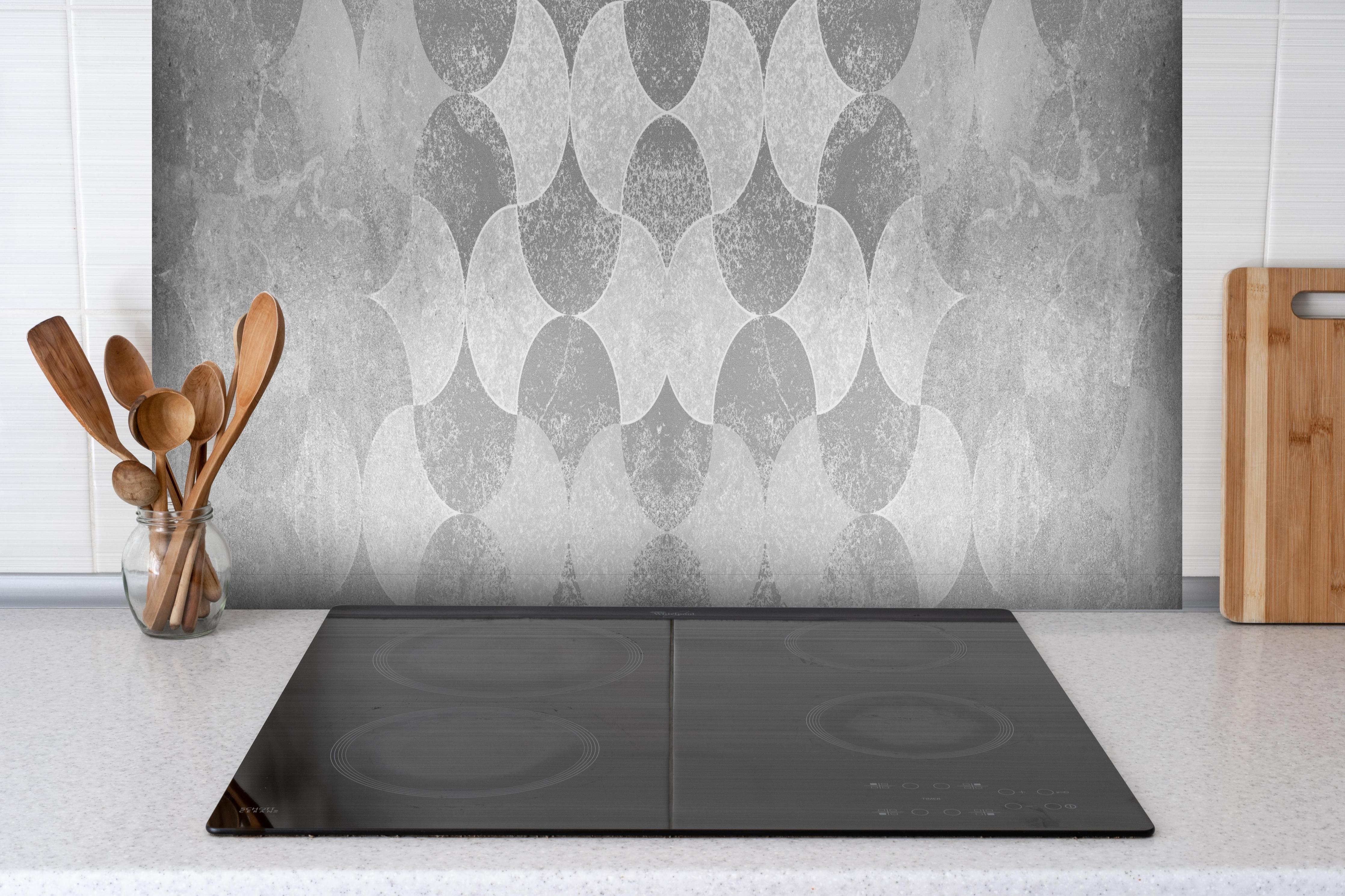 Spritzschutz - Altes abstraktes Betonmuster hinter einem Cerankochfeld zwischen Holz-Kochutensilien