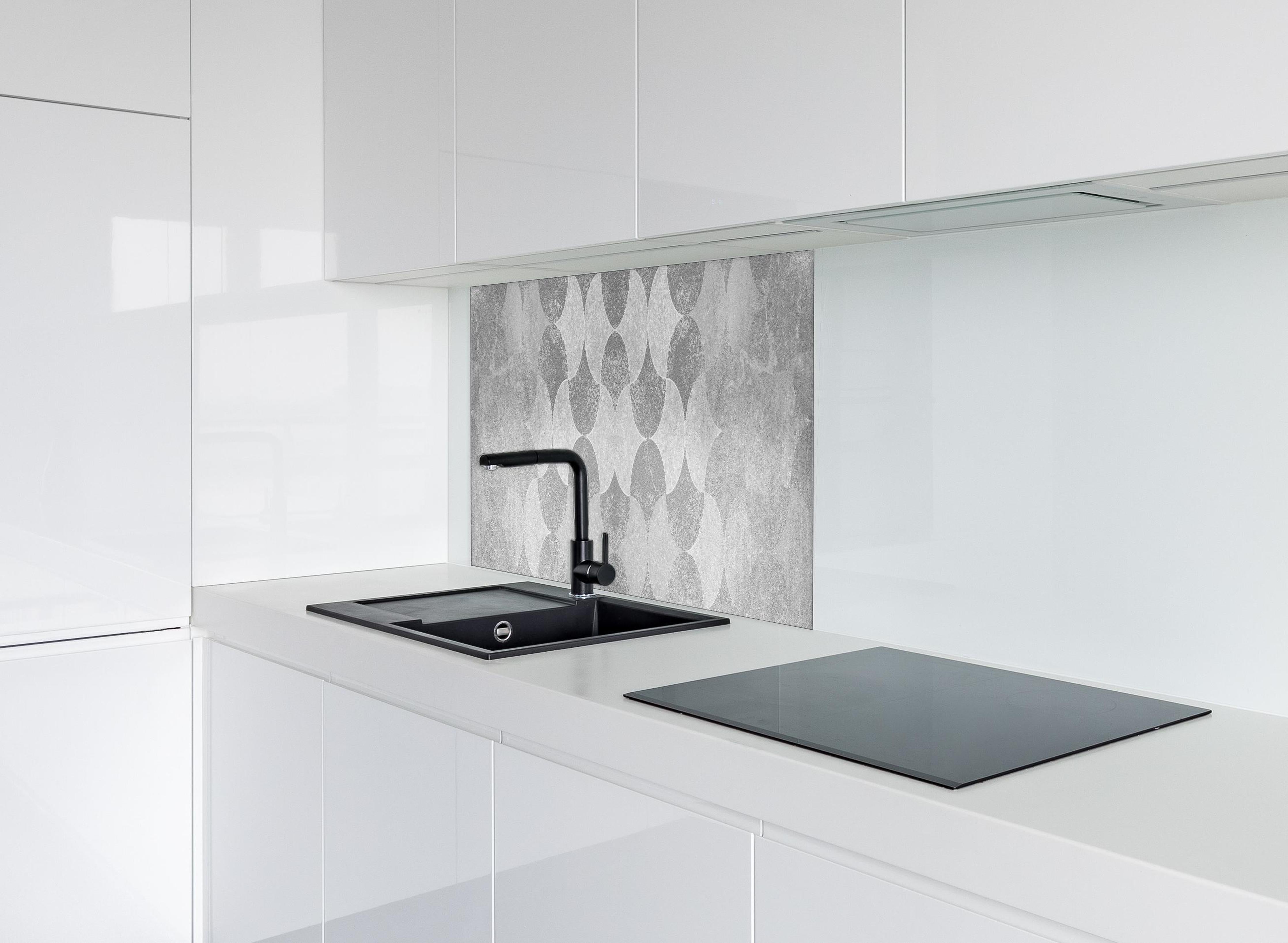 Spritzschutz - Altes abstraktes Betonmuster hinter einem Cerankochfeld zwischen Holz-Kochutensilien