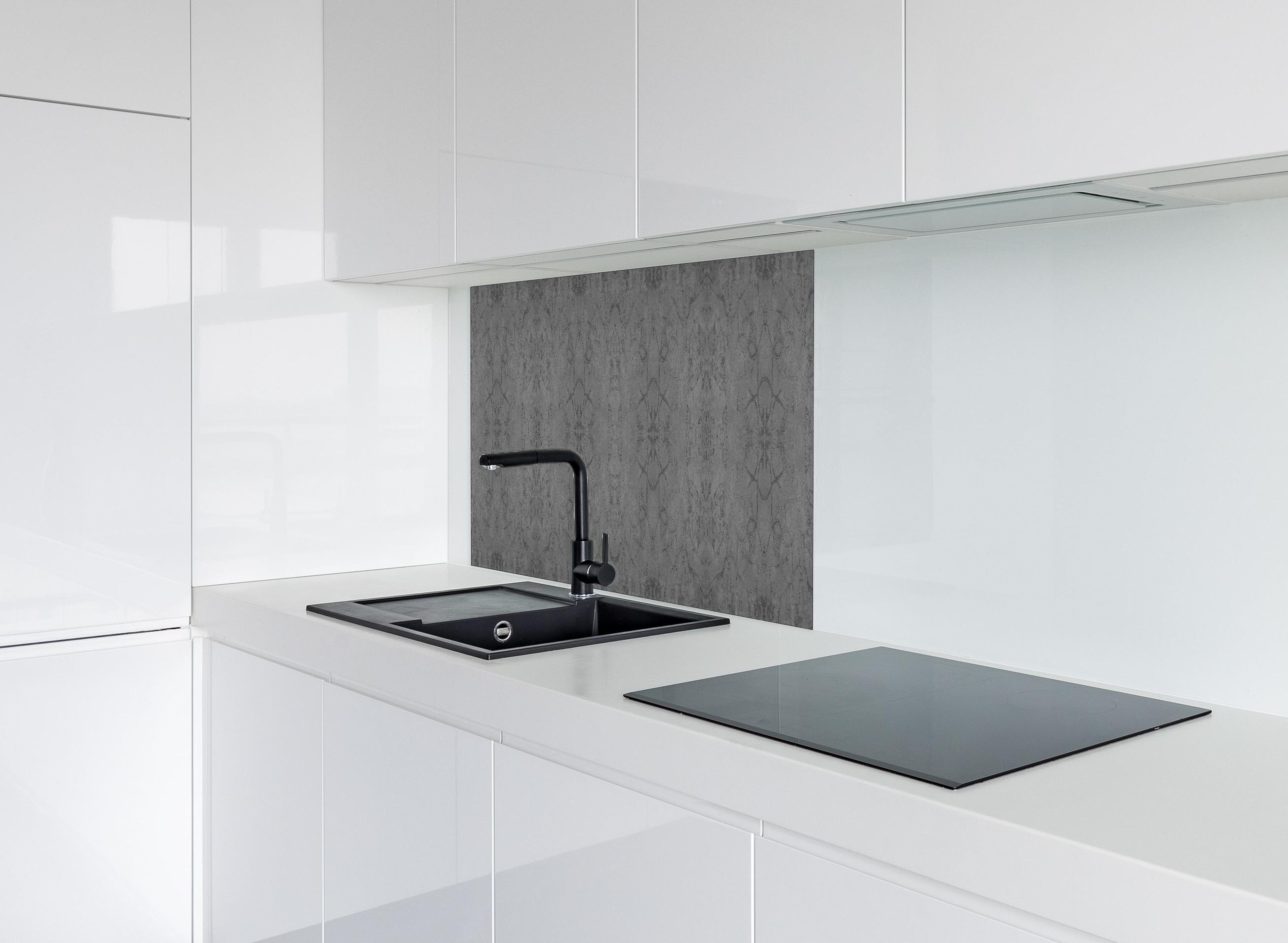 Spritzschutz - Altes anthrazitgraues Vintage Muster hinter einem Cerankochfeld zwischen Holz-Kochutensilien