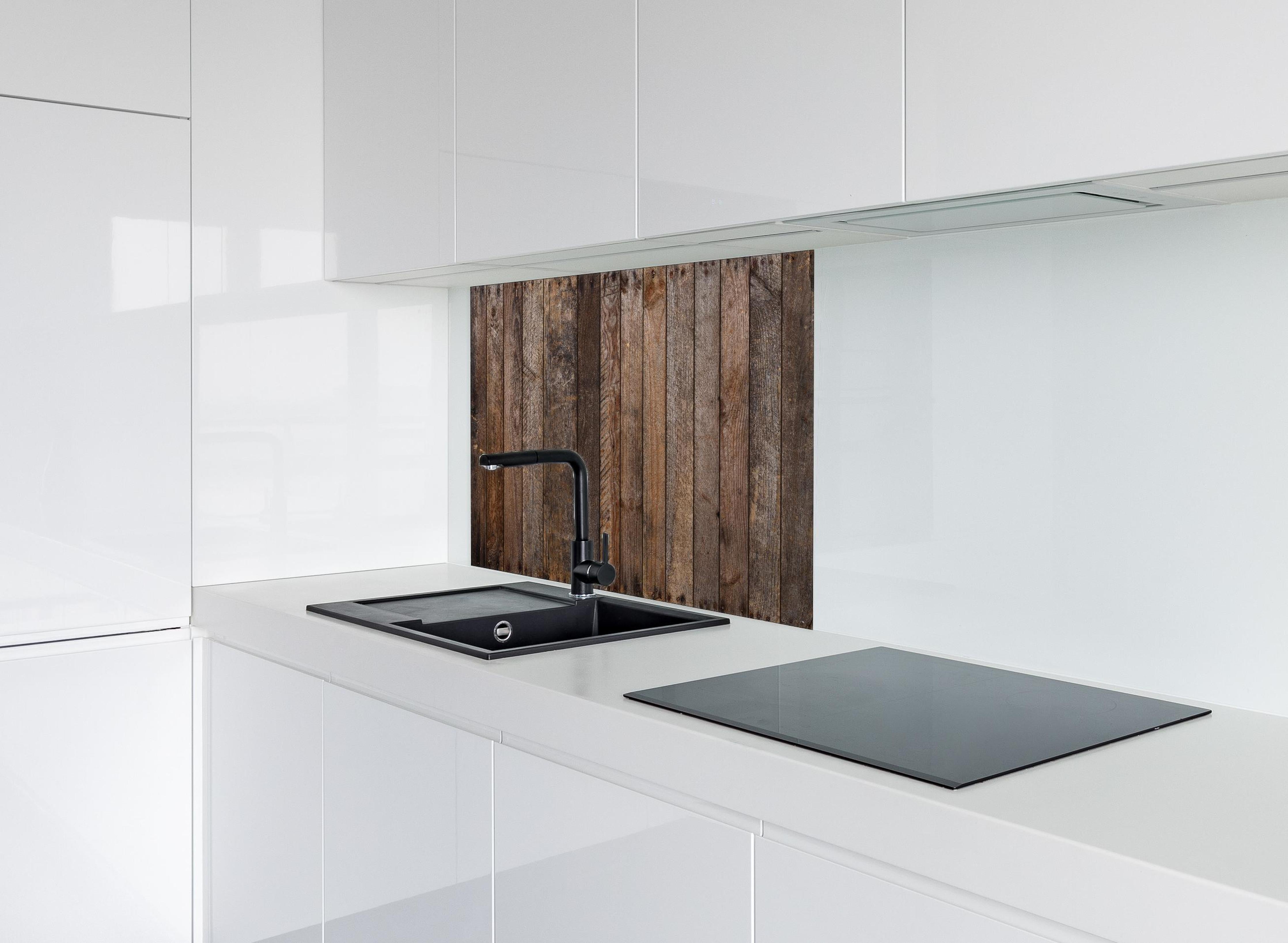 Spritzschutz - Altes verwittertes Plankenholz mit Rostnägeln hinter einem Cerankochfeld zwischen Holz-Kochutensilien