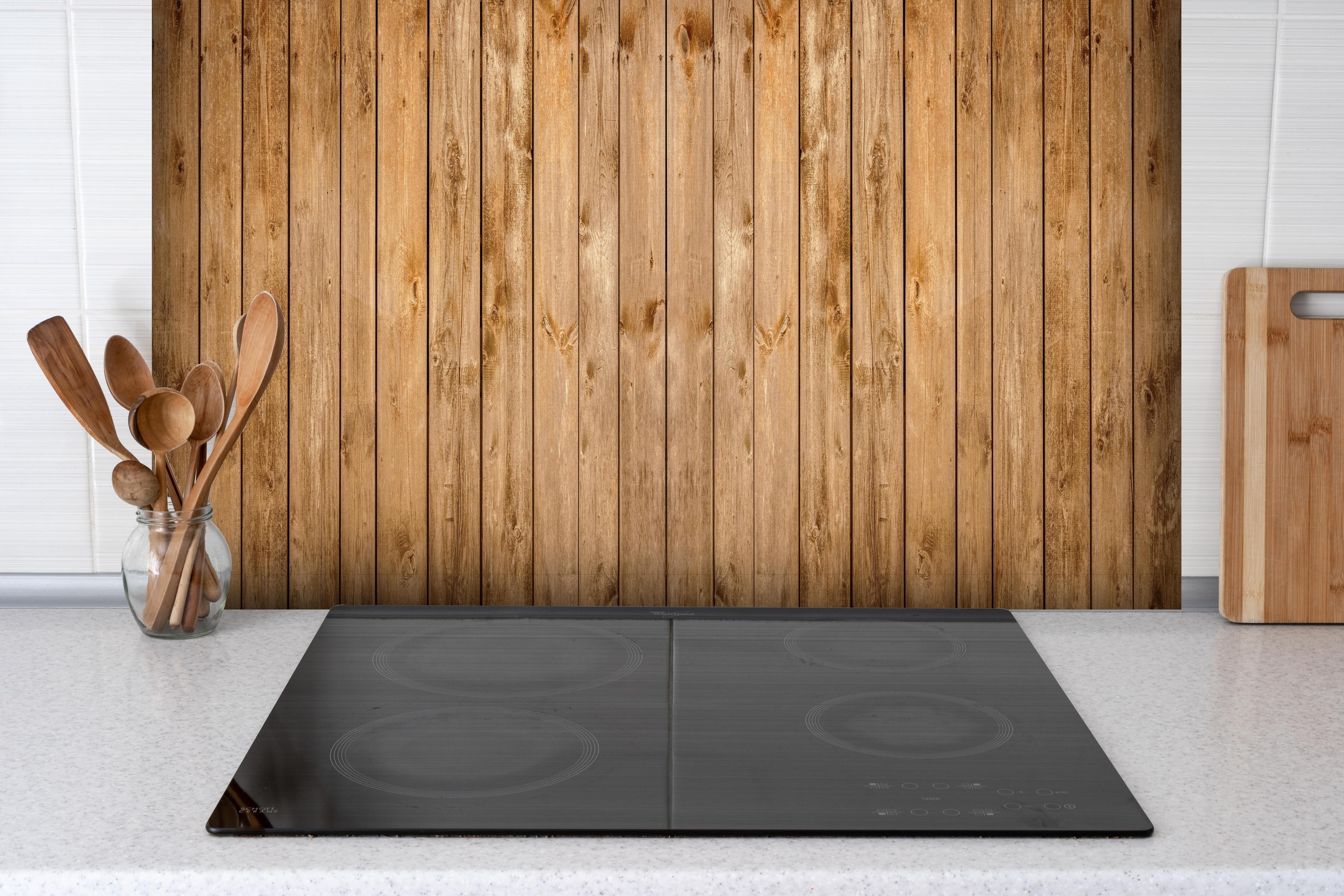 Spritzschutz - Altholz Struktur Panorama Brauntöne hinter einem Cerankochfeld zwischen Holz-Kochutensilien