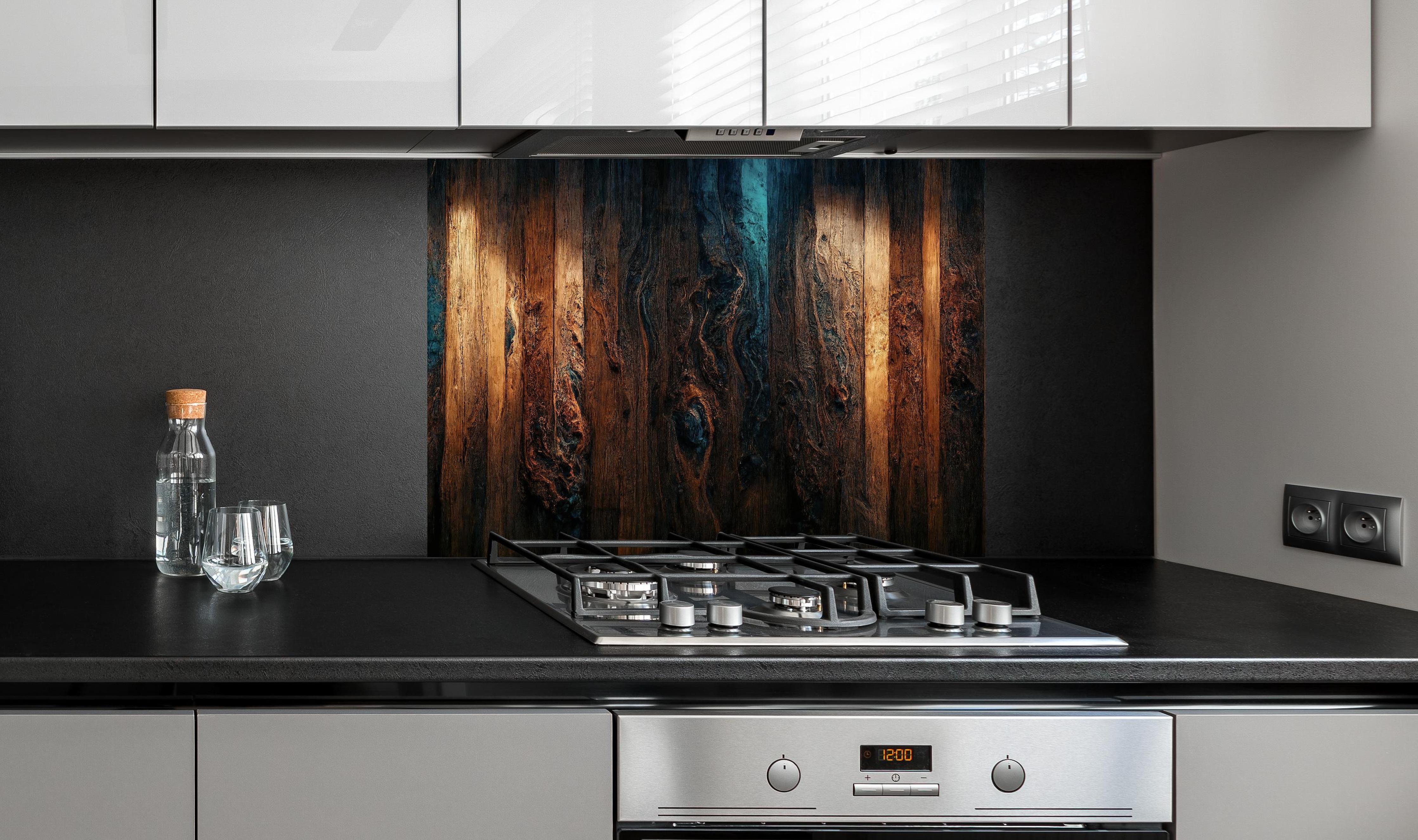 Spritzschutz - Altholz Tischplatte mit blauem Epoxy hinter einem Cerankochfeld zwischen Holz-Kochutensilien