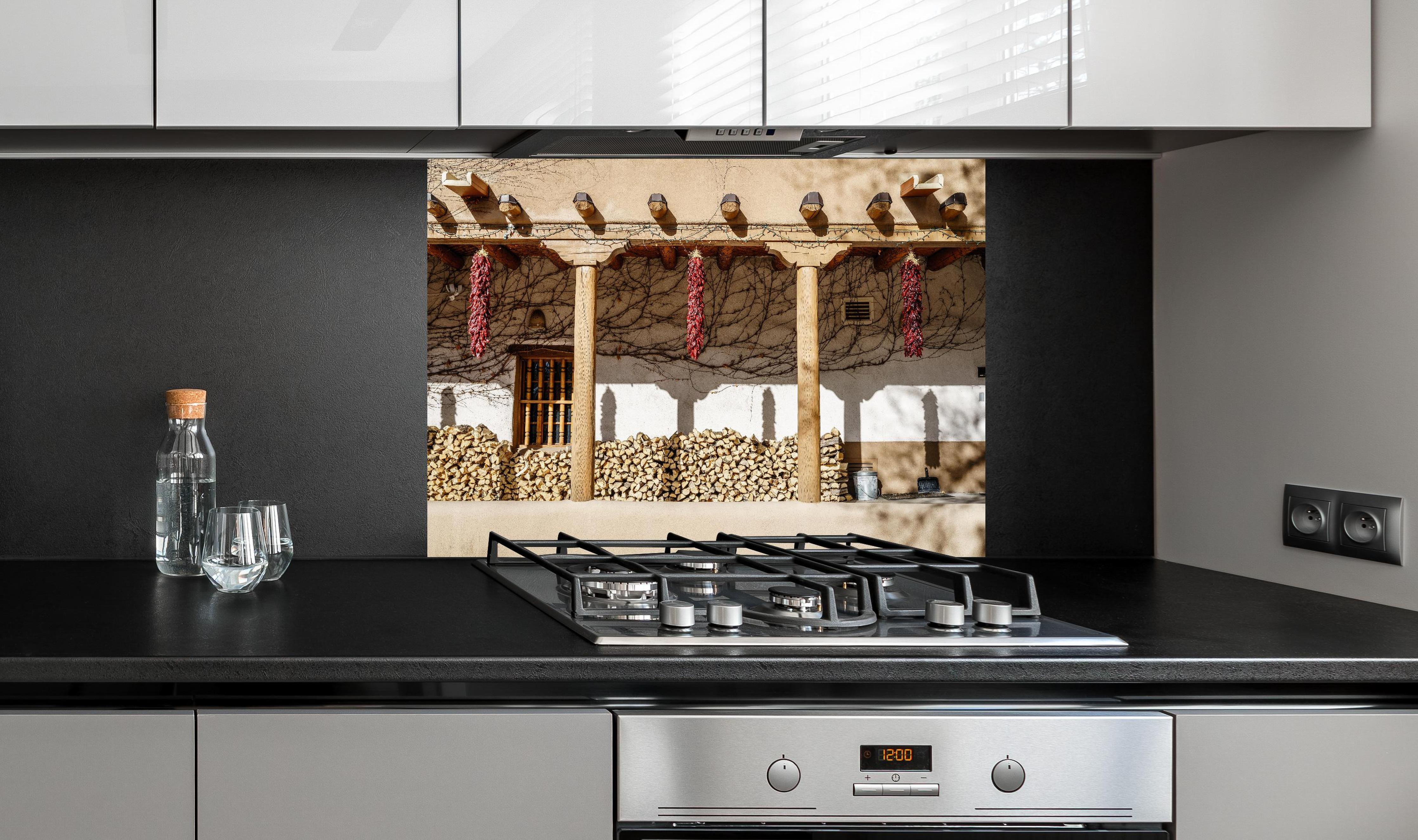 Spritzschutz - Altmodische Architektur - New Mexico hinter einem Cerankochfeld zwischen Holz-Kochutensilien