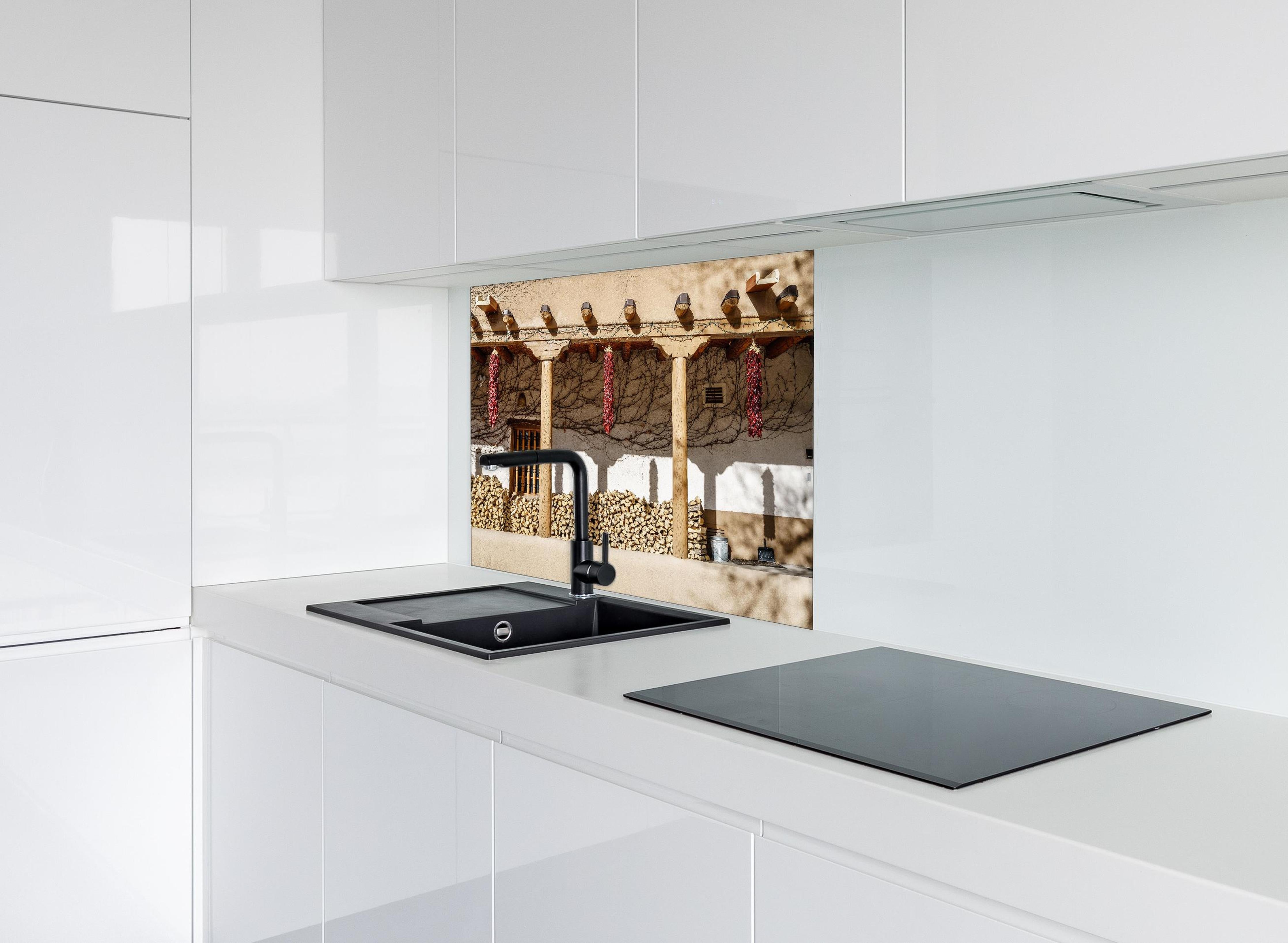 Spritzschutz - Altmodische Architektur - New Mexico hinter einem Cerankochfeld zwischen Holz-Kochutensilien