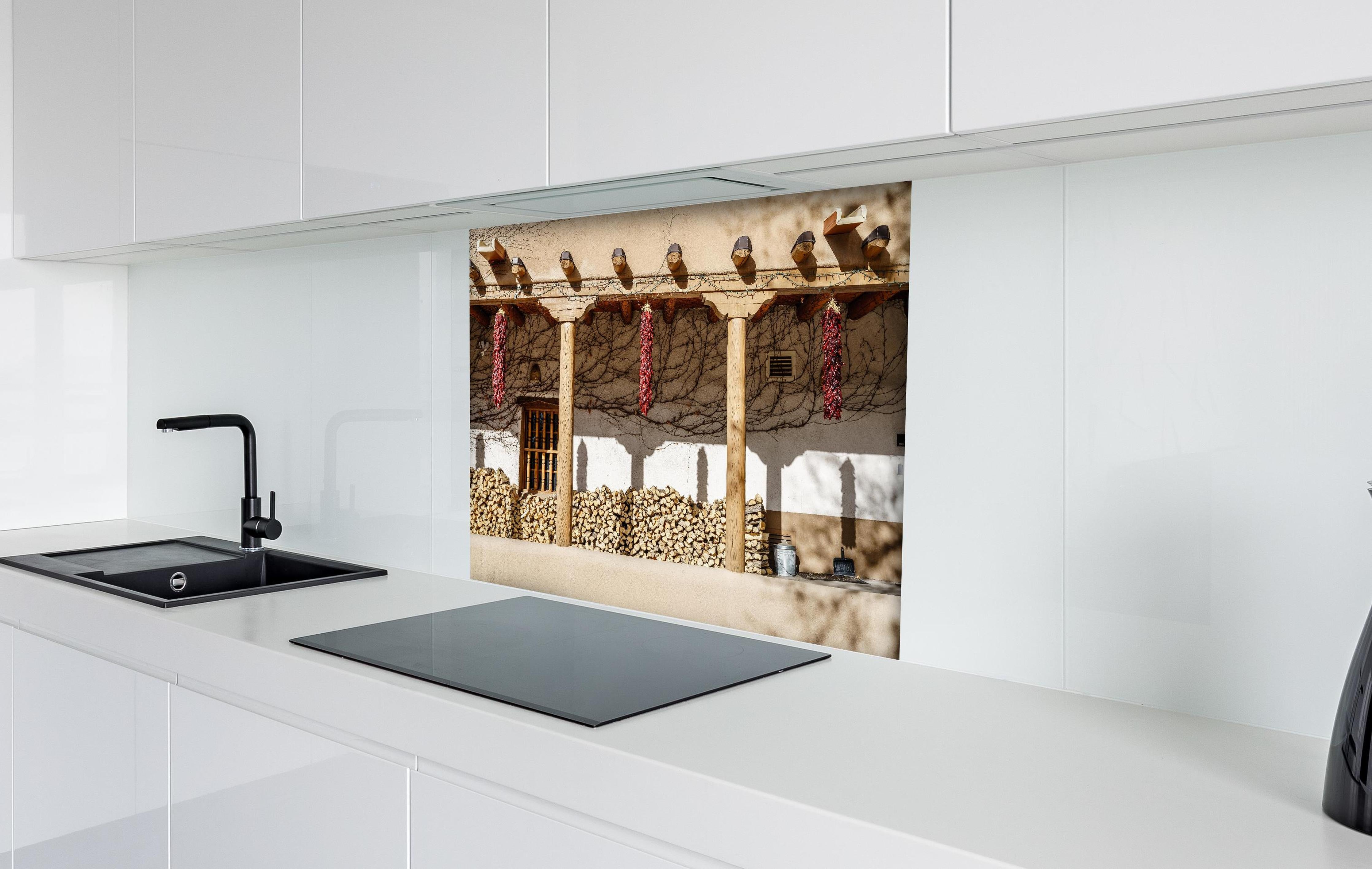 Spritzschutz - Altmodische Architektur - New Mexico hinter einem Cerankochfeld zwischen Holz-Kochutensilien