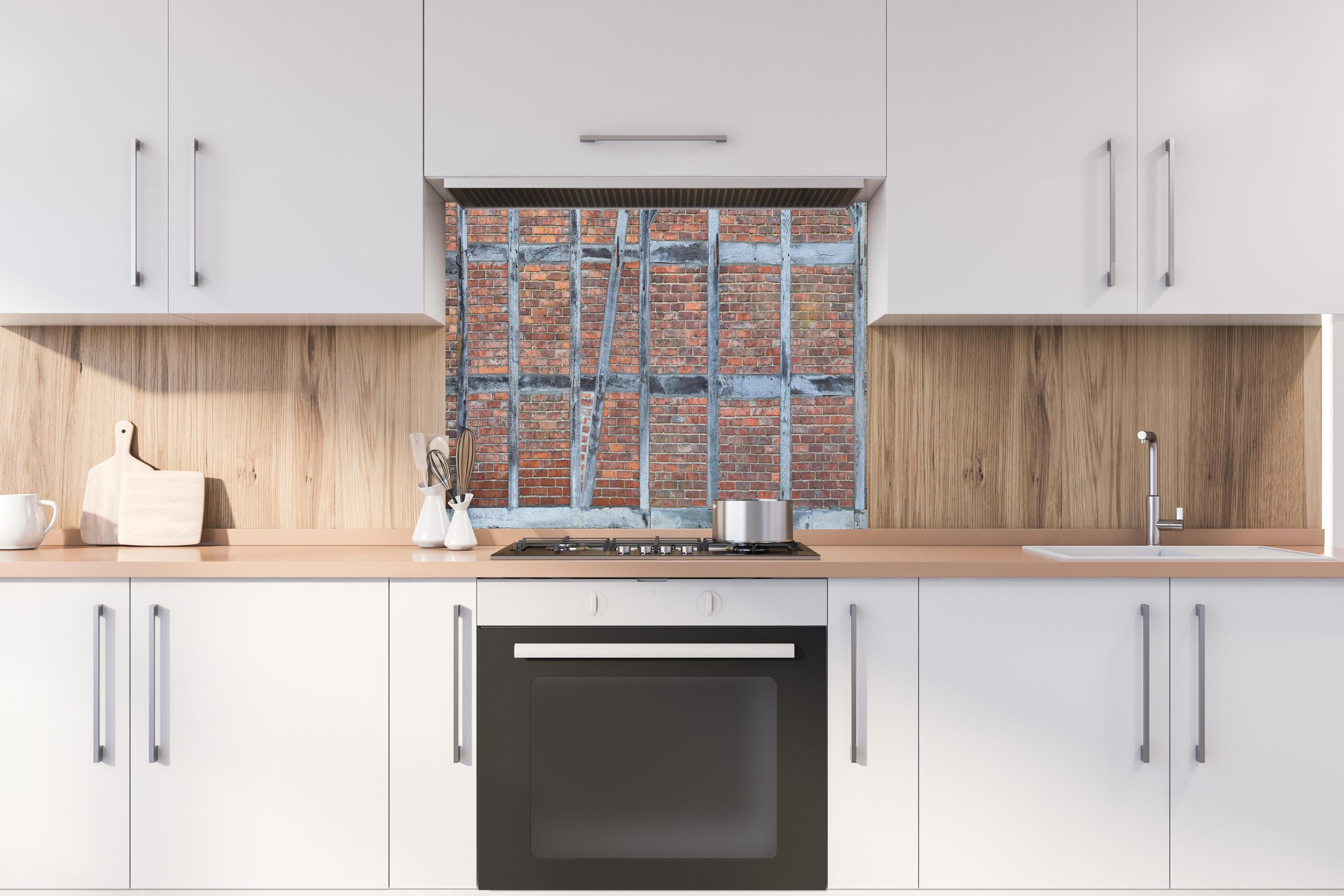 Spritzschutz - Altmodische Wand aus Niedersachen hinter einem Cerankochfeld zwischen Holz-Kochutensilien