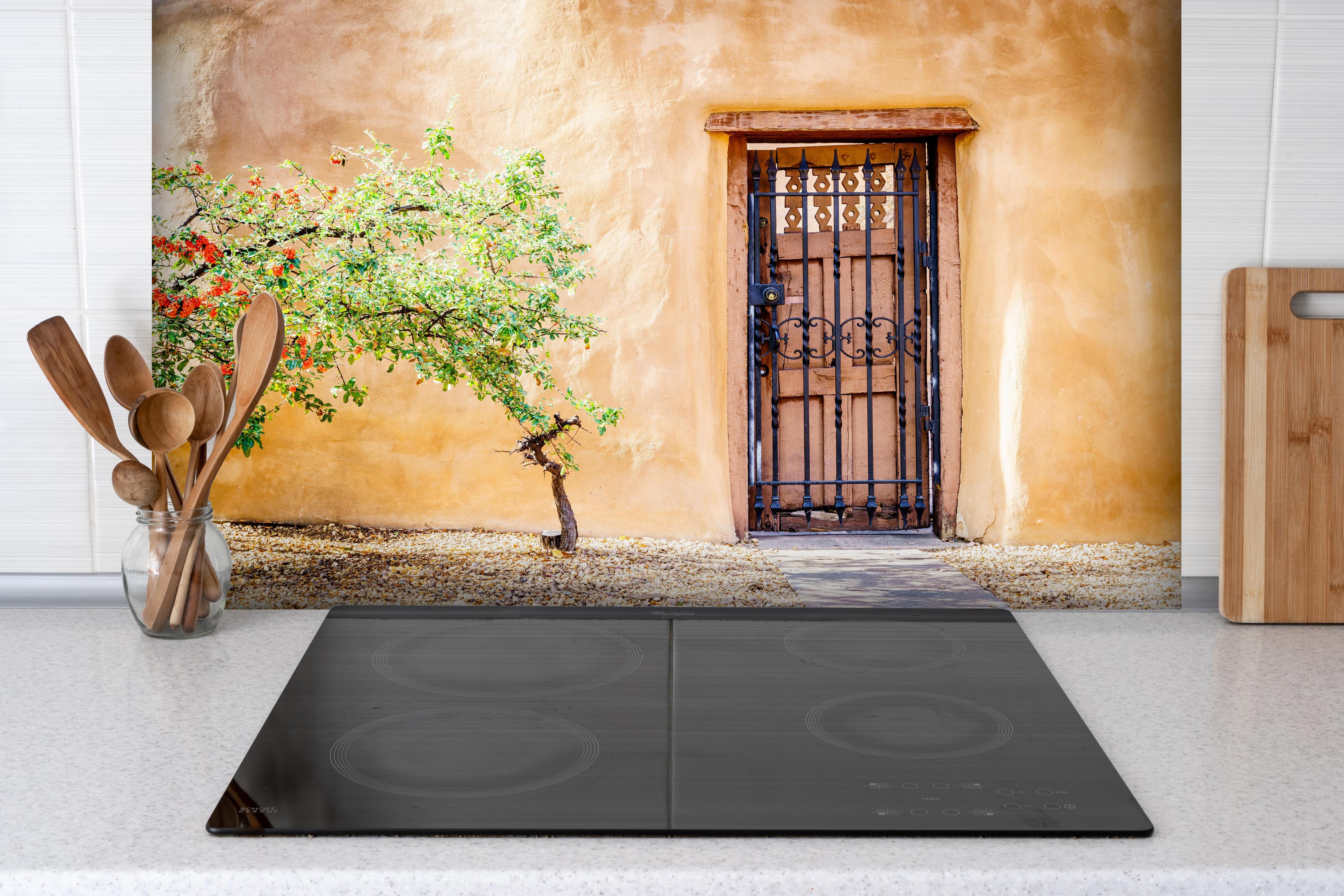 Spritzschutz - Altmodischer Hauseingang - Santa Fe hinter einem Cerankochfeld zwischen Holz-Kochutensilien