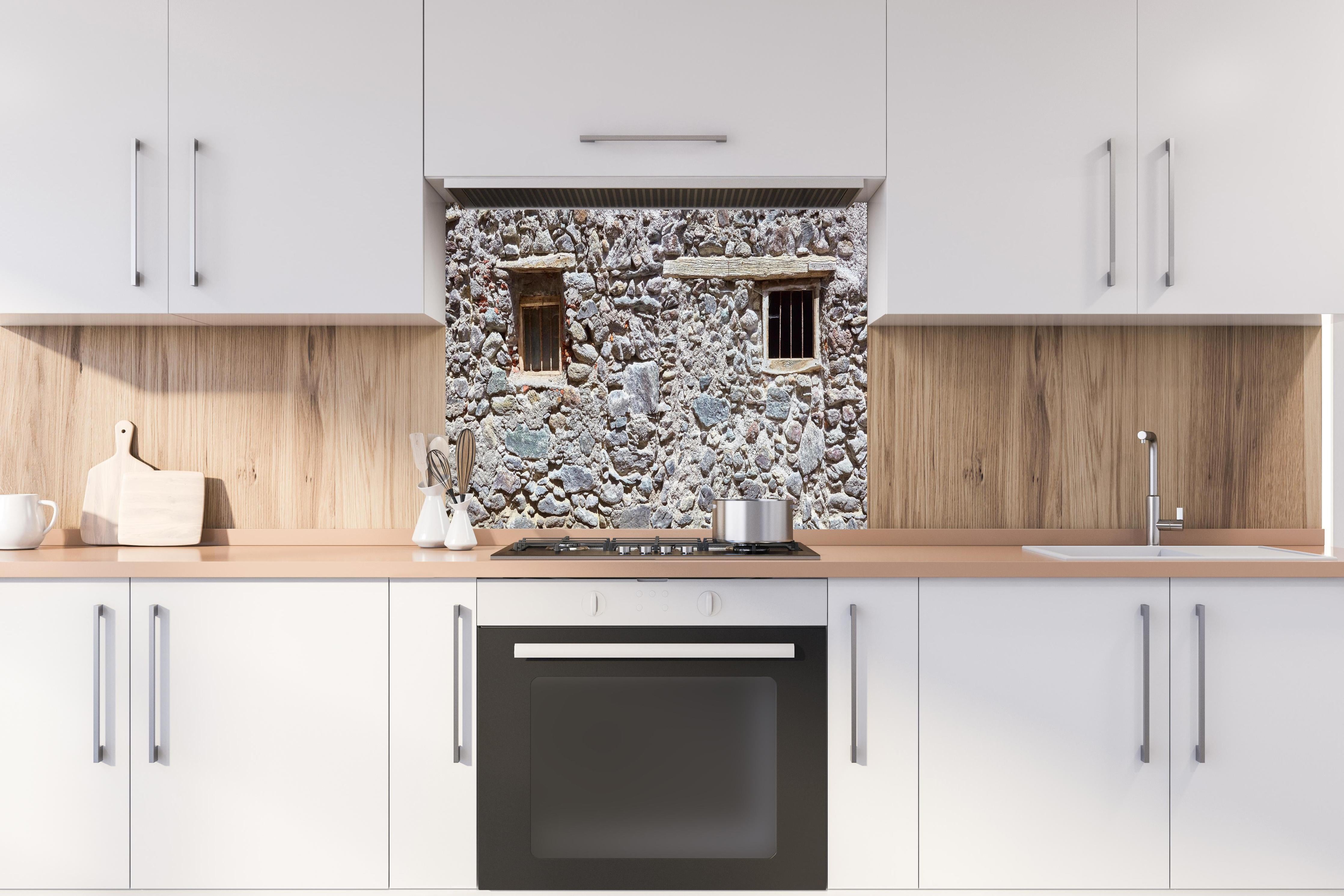 Spritzschutz - Altmodischer Kuhstall hinter einem Cerankochfeld zwischen Holz-Kochutensilien