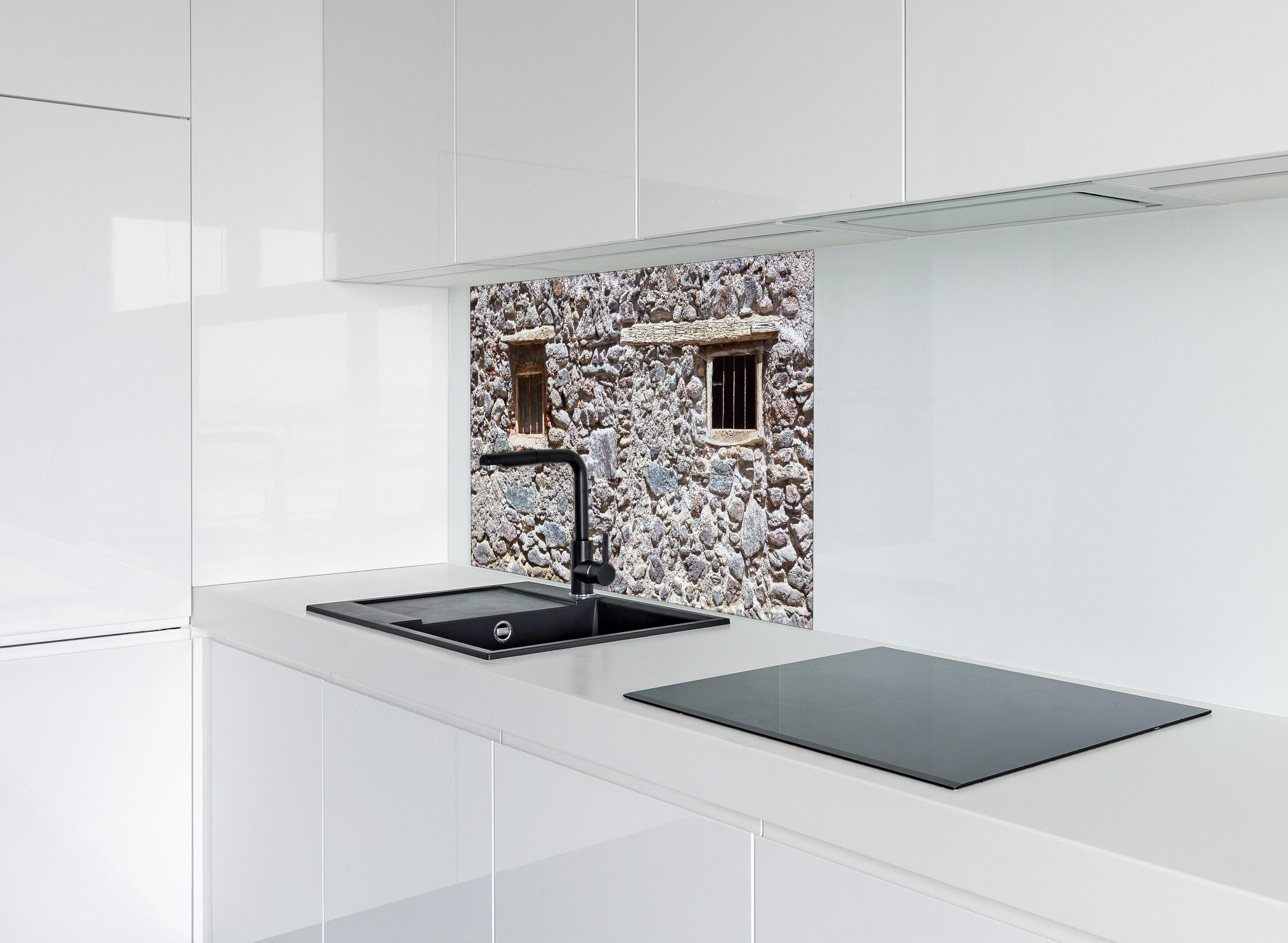 Spritzschutz - Altmodischer Kuhstall hinter einem Cerankochfeld zwischen Holz-Kochutensilien