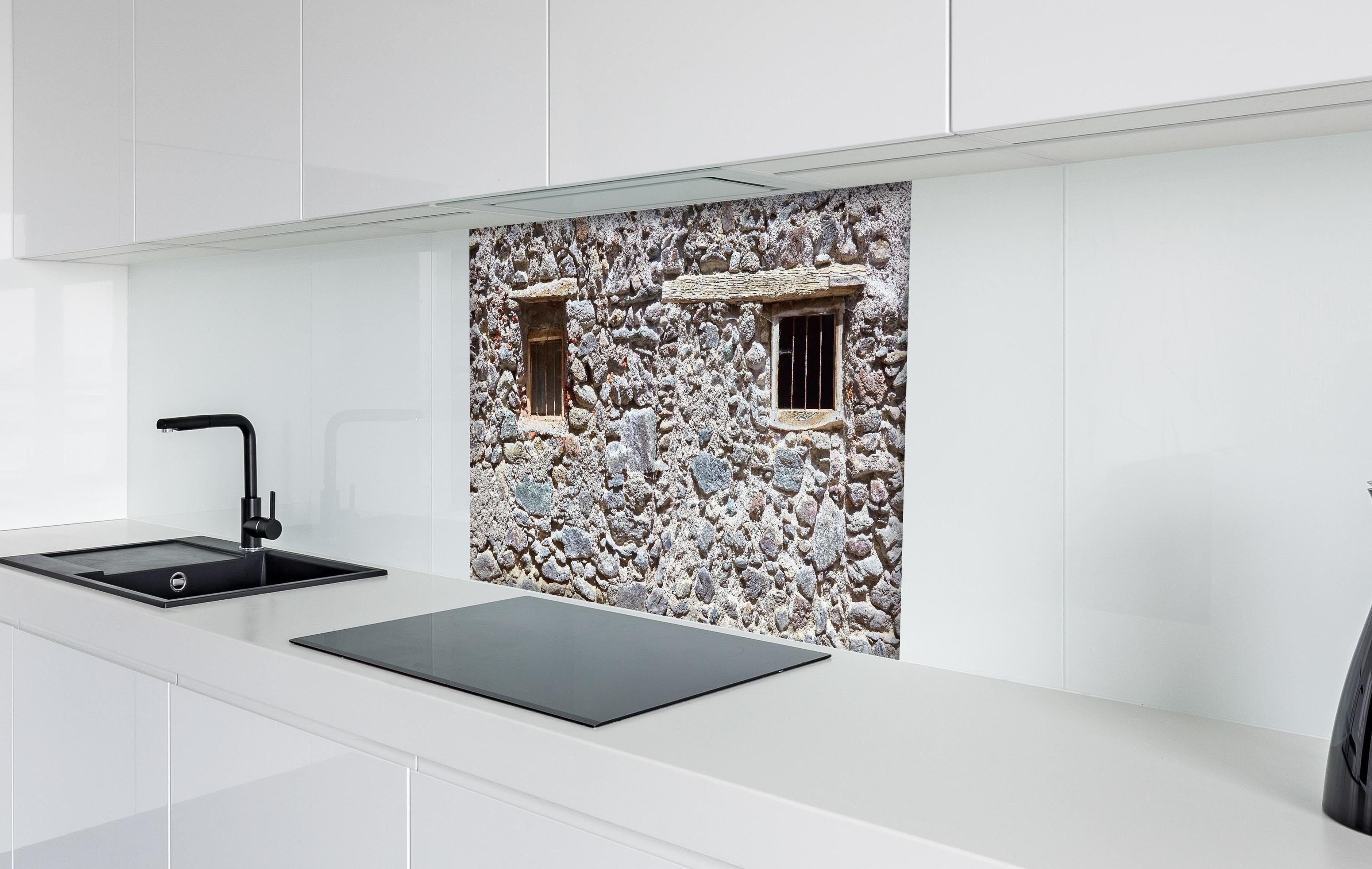 Spritzschutz - Altmodischer Kuhstall hinter einem Cerankochfeld zwischen Holz-Kochutensilien