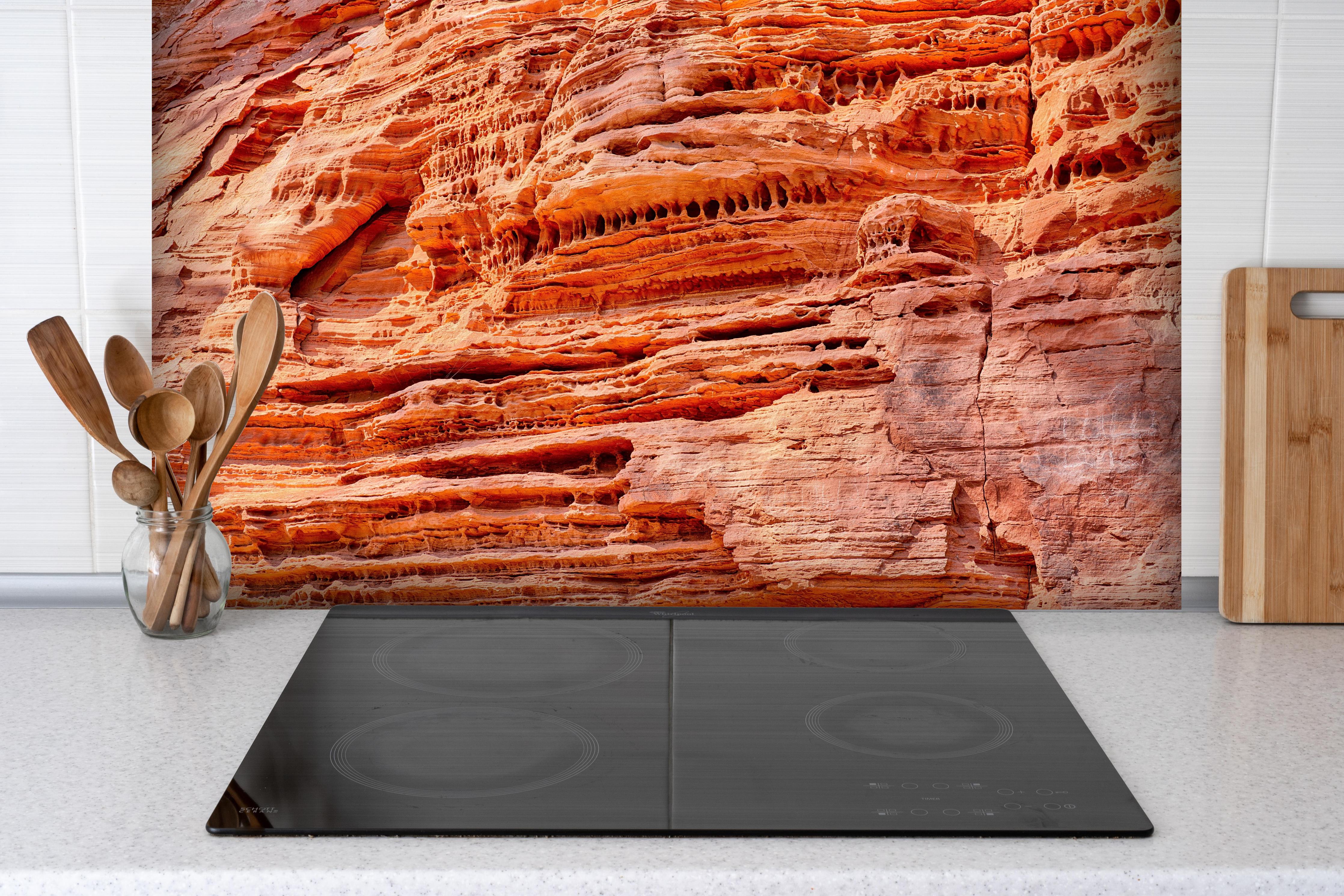 Spritzschutz - Altschlosspfad im Pirmasens-Land hinter einem Cerankochfeld zwischen Holz-Kochutensilien