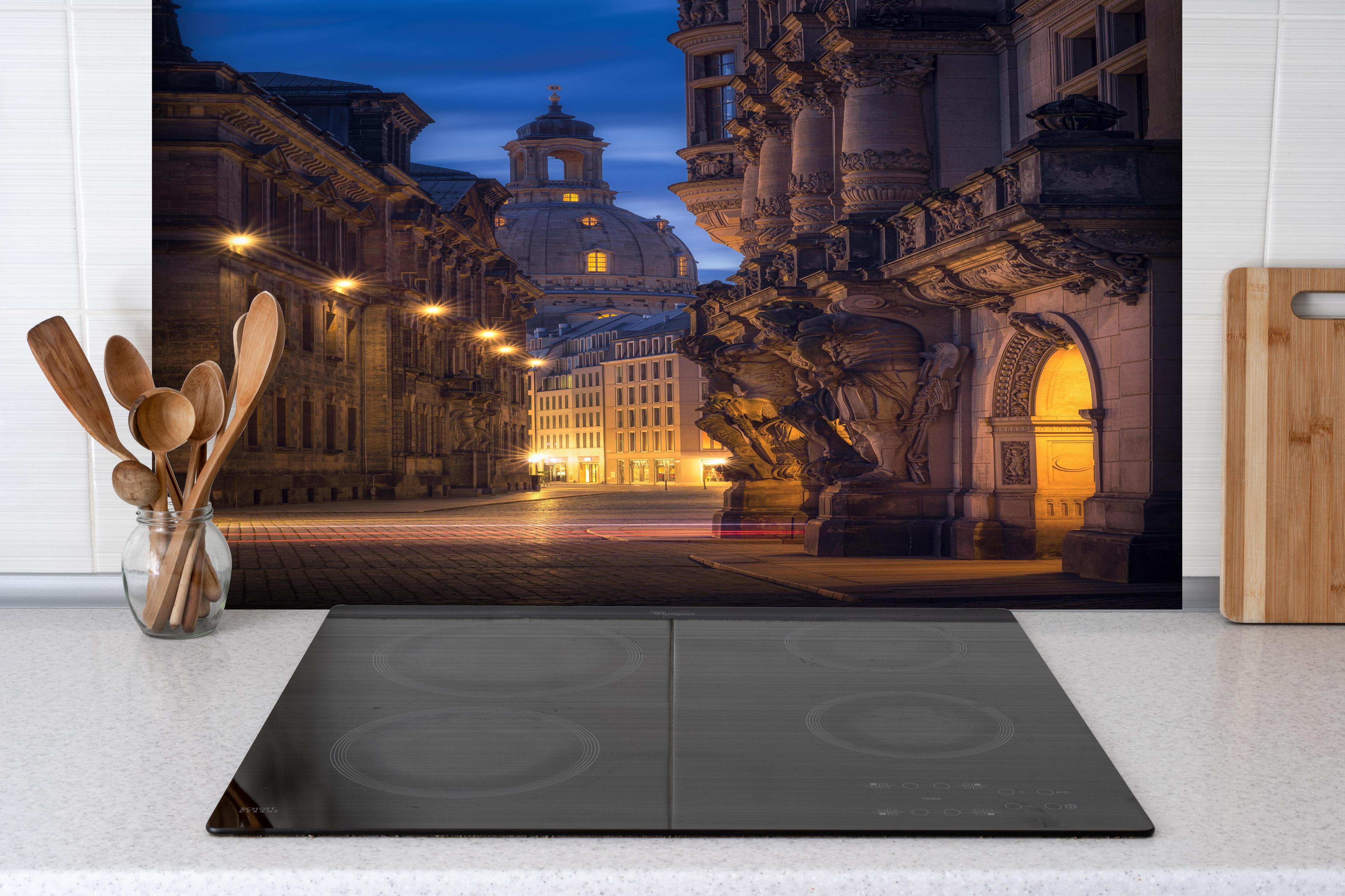 Spritzschutz - Altstadt in Dresden - Elbflorenz hinter einem Cerankochfeld zwischen Holz-Kochutensilien