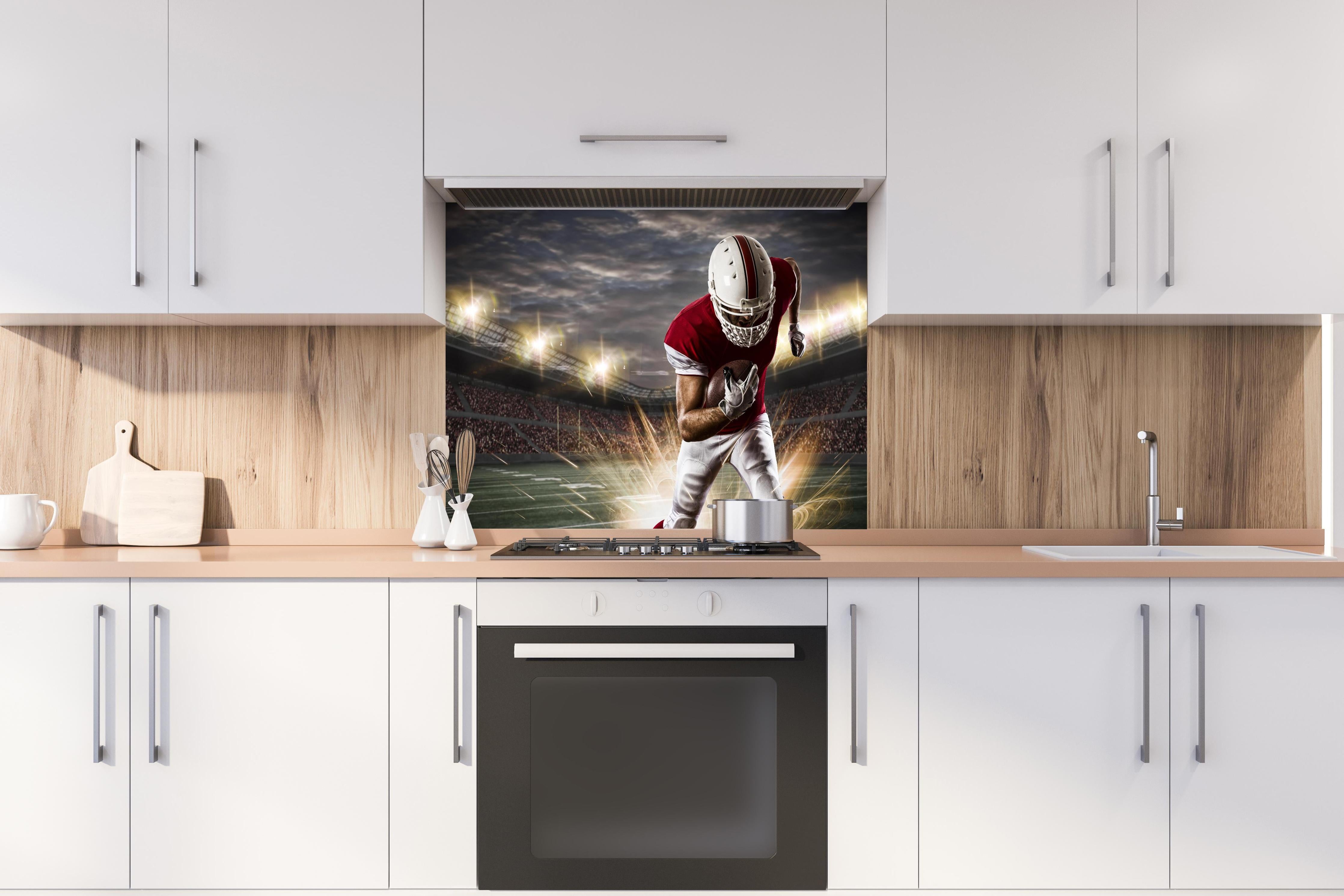 Spritzschutz - American Fußballspieler hinter einem Cerankochfeld zwischen Holz-Kochutensilien