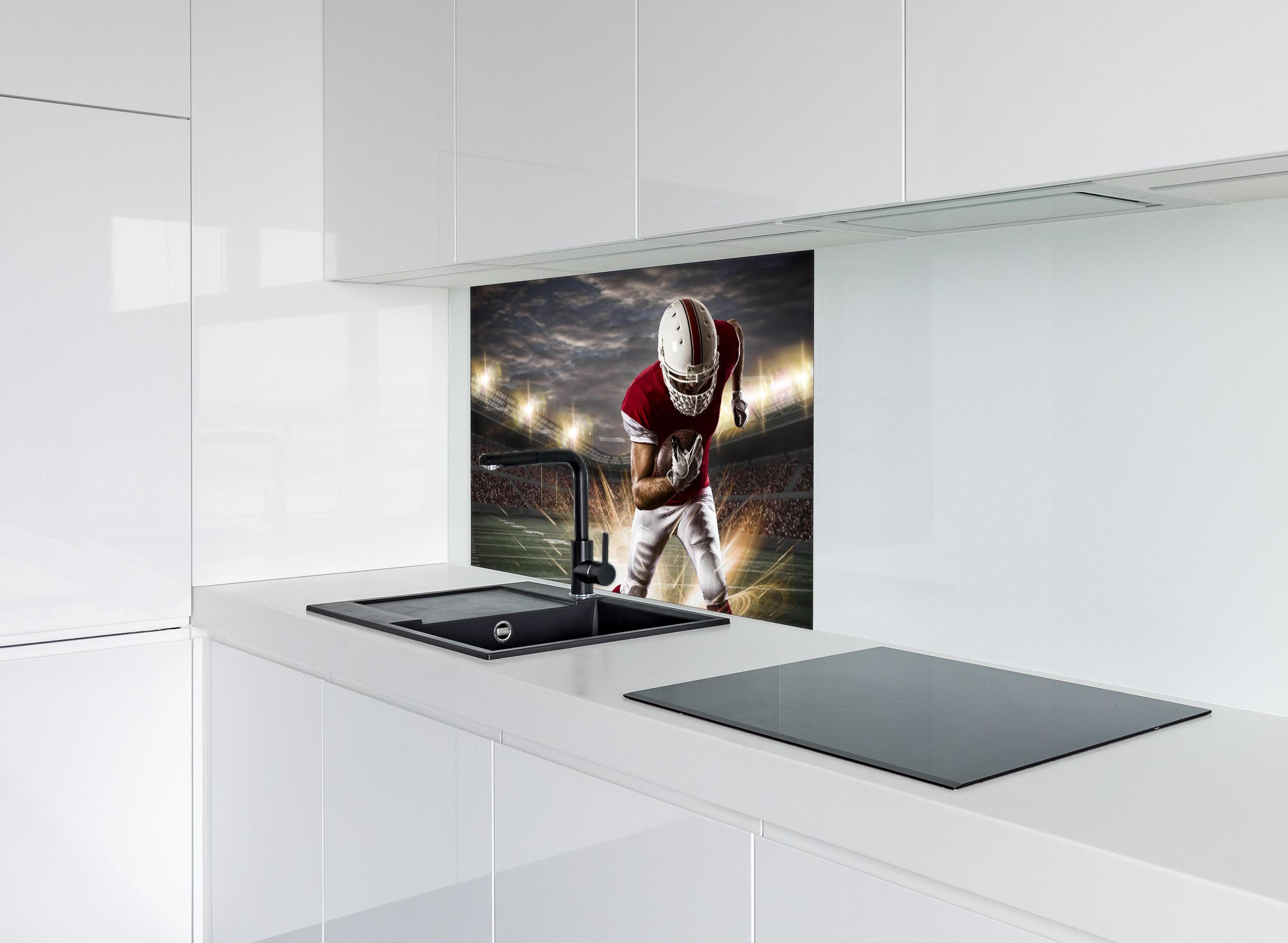 Spritzschutz - American Fußballspieler hinter einem Cerankochfeld zwischen Holz-Kochutensilien