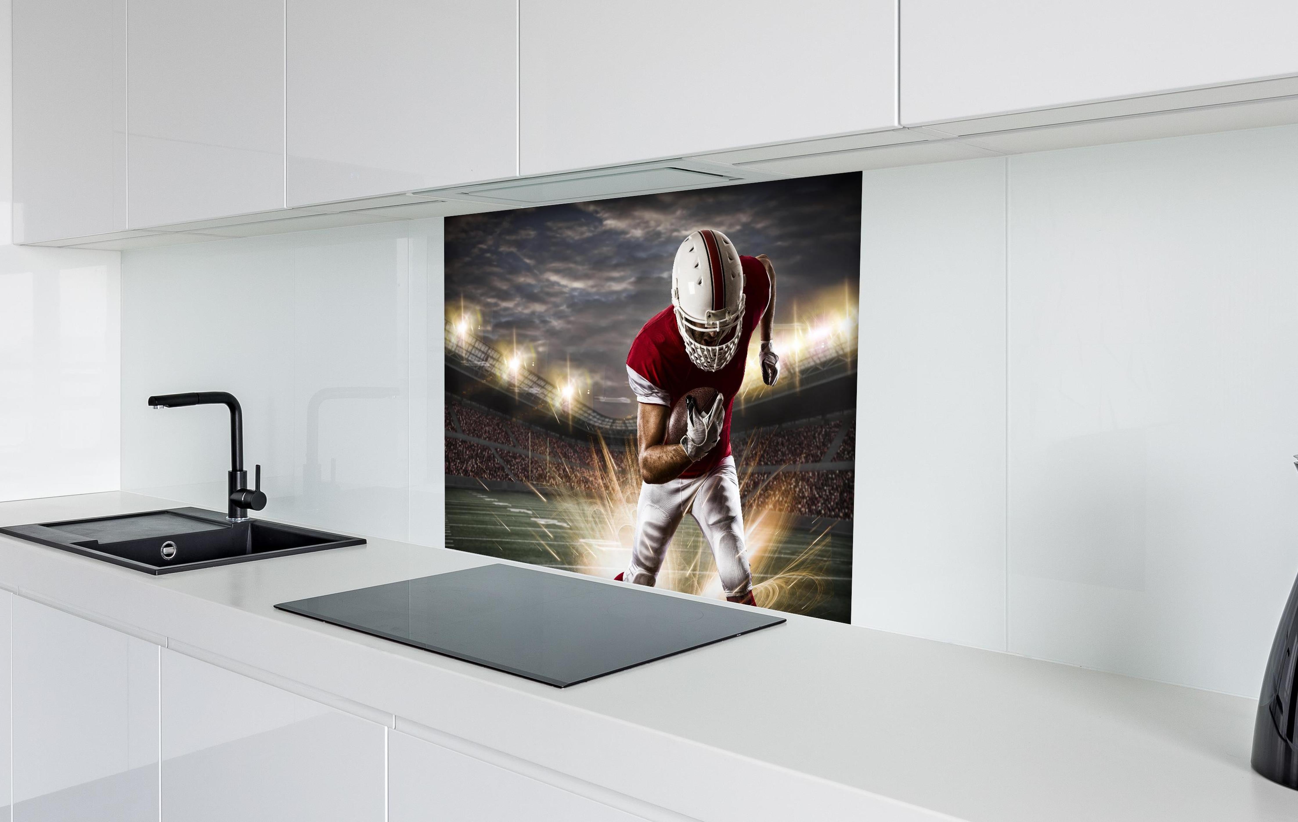 Spritzschutz - American Fußballspieler hinter einem Cerankochfeld zwischen Holz-Kochutensilien