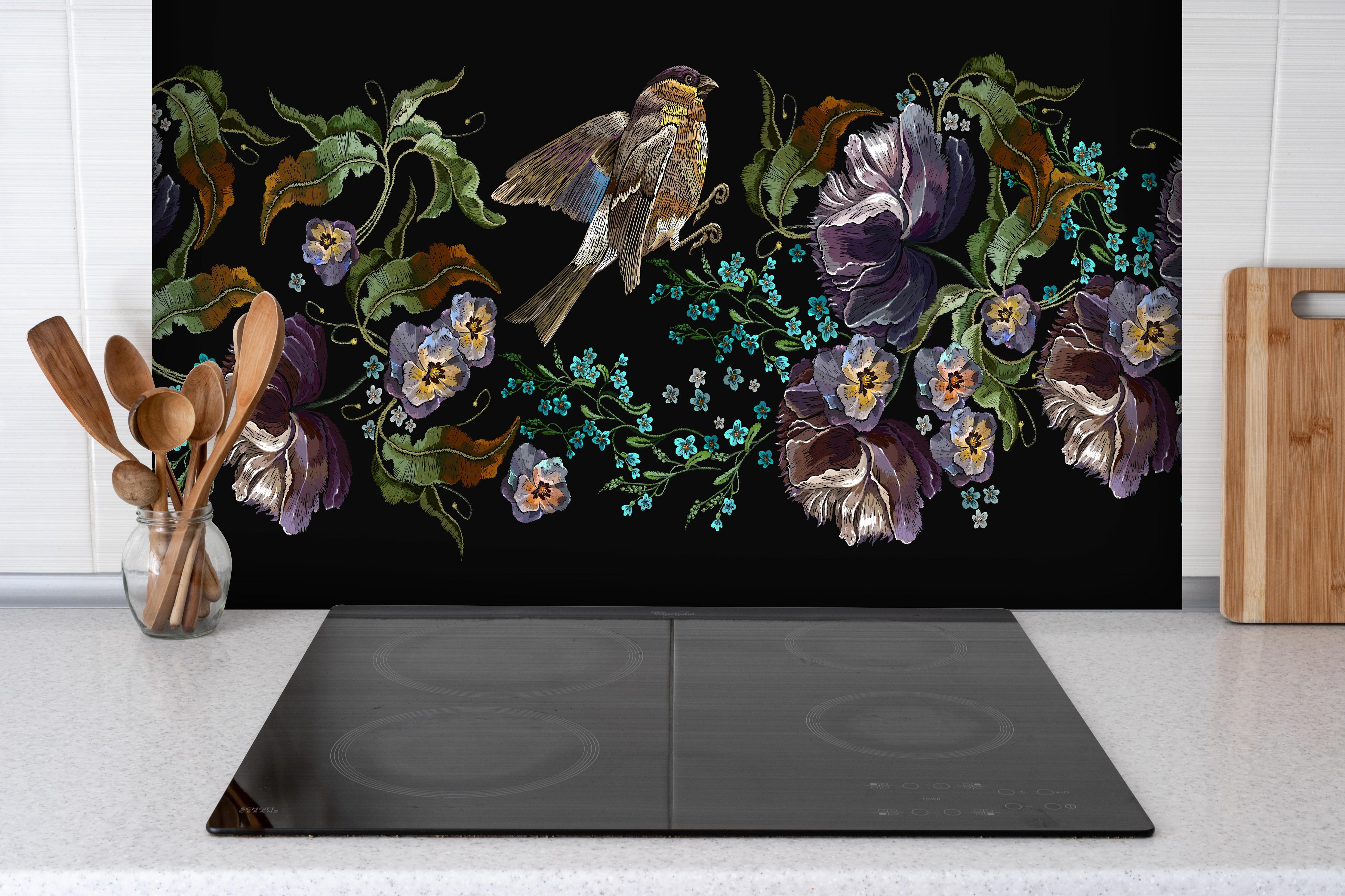 Spritzschutz - Amsel bei Nacht - Stickmuster hinter einem Cerankochfeld zwischen Holz-Kochutensilien