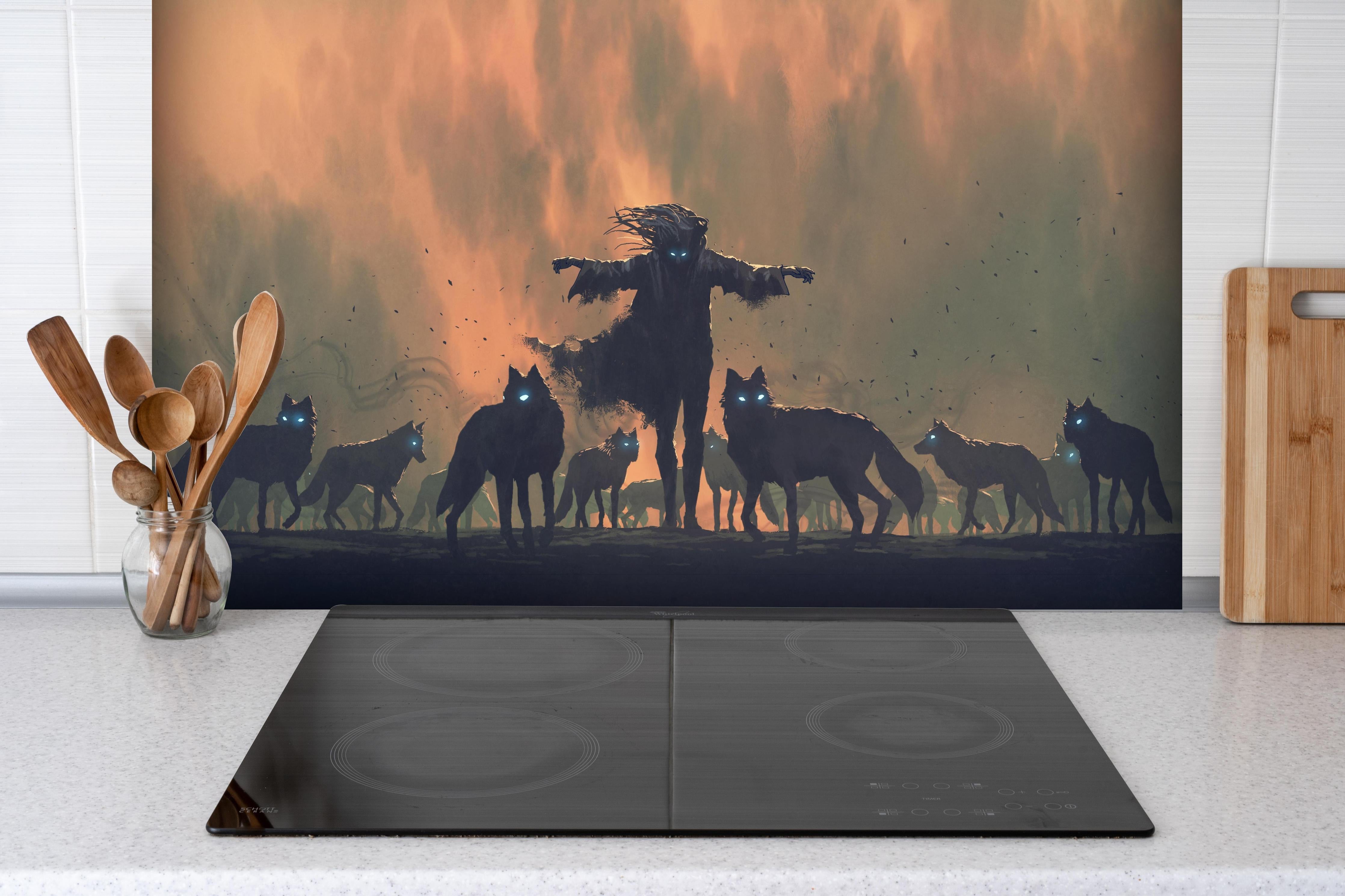 Spritzschutz - Anführer Wolfspack vor Feuerschein hinter einem Cerankochfeld zwischen Holz-Kochutensilien
