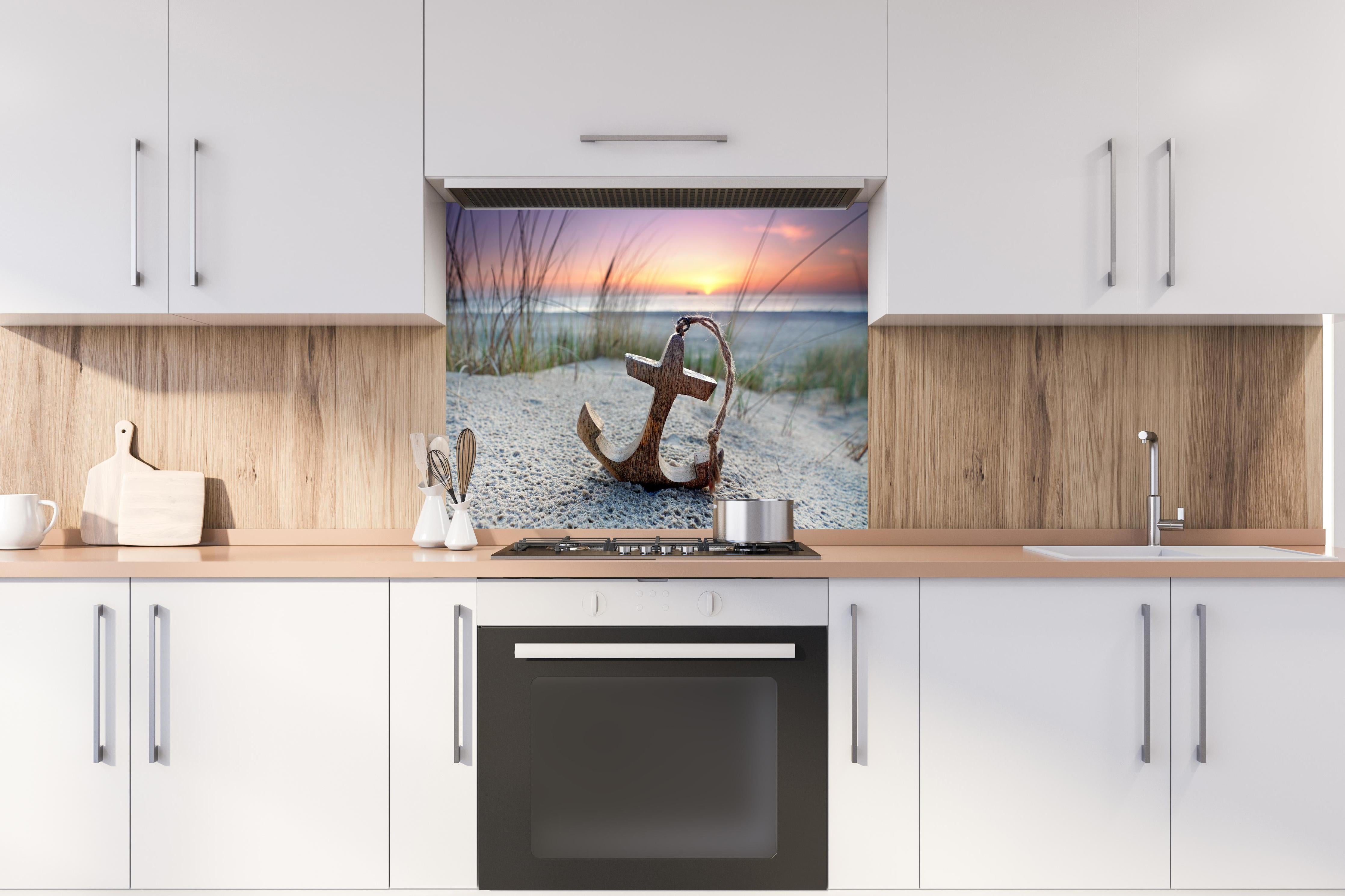 Spritzschutz - Anker am Strand hinter einem Cerankochfeld zwischen Holz-Kochutensilien