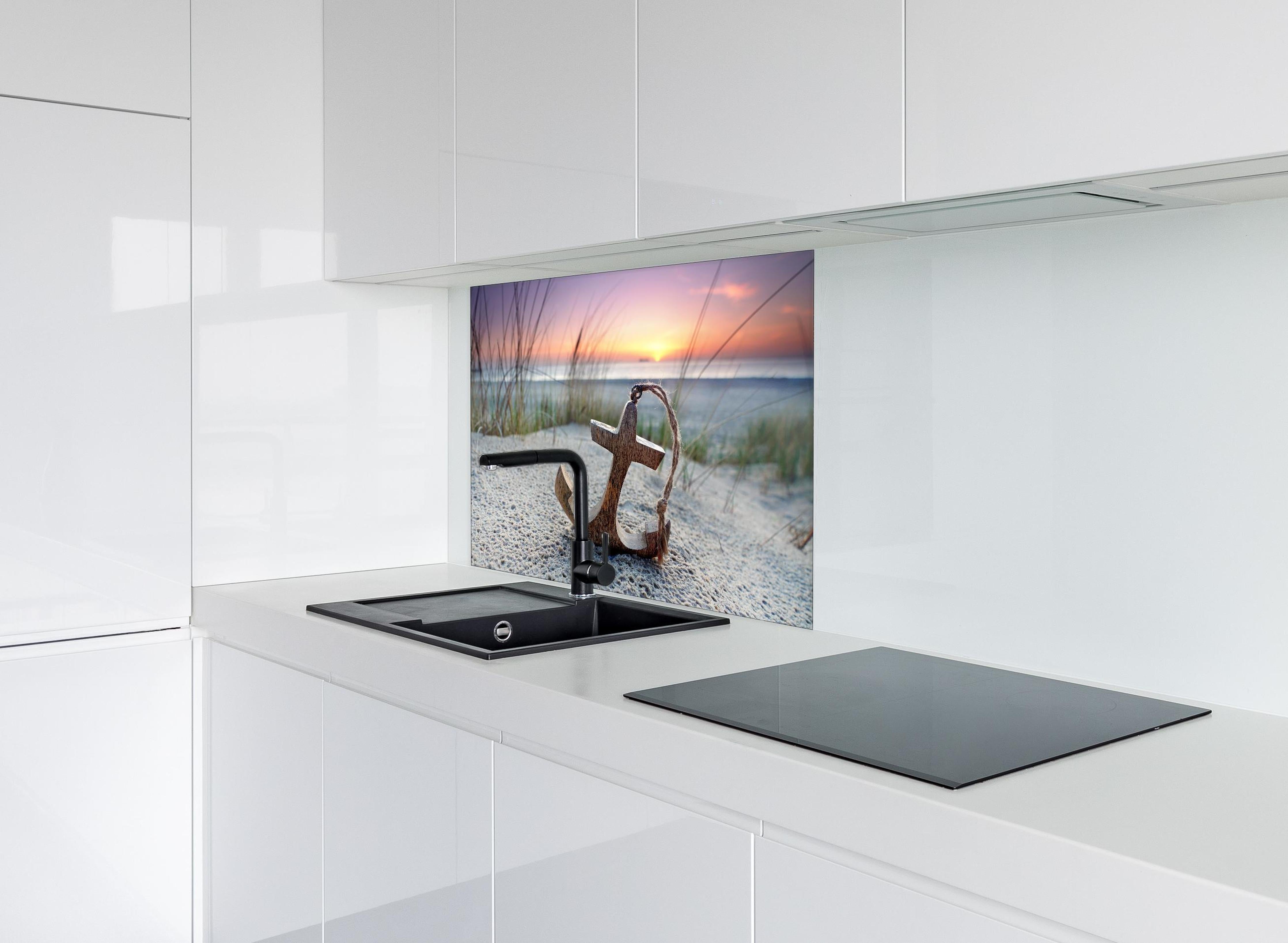 Spritzschutz - Anker am Strand hinter einem Cerankochfeld zwischen Holz-Kochutensilien