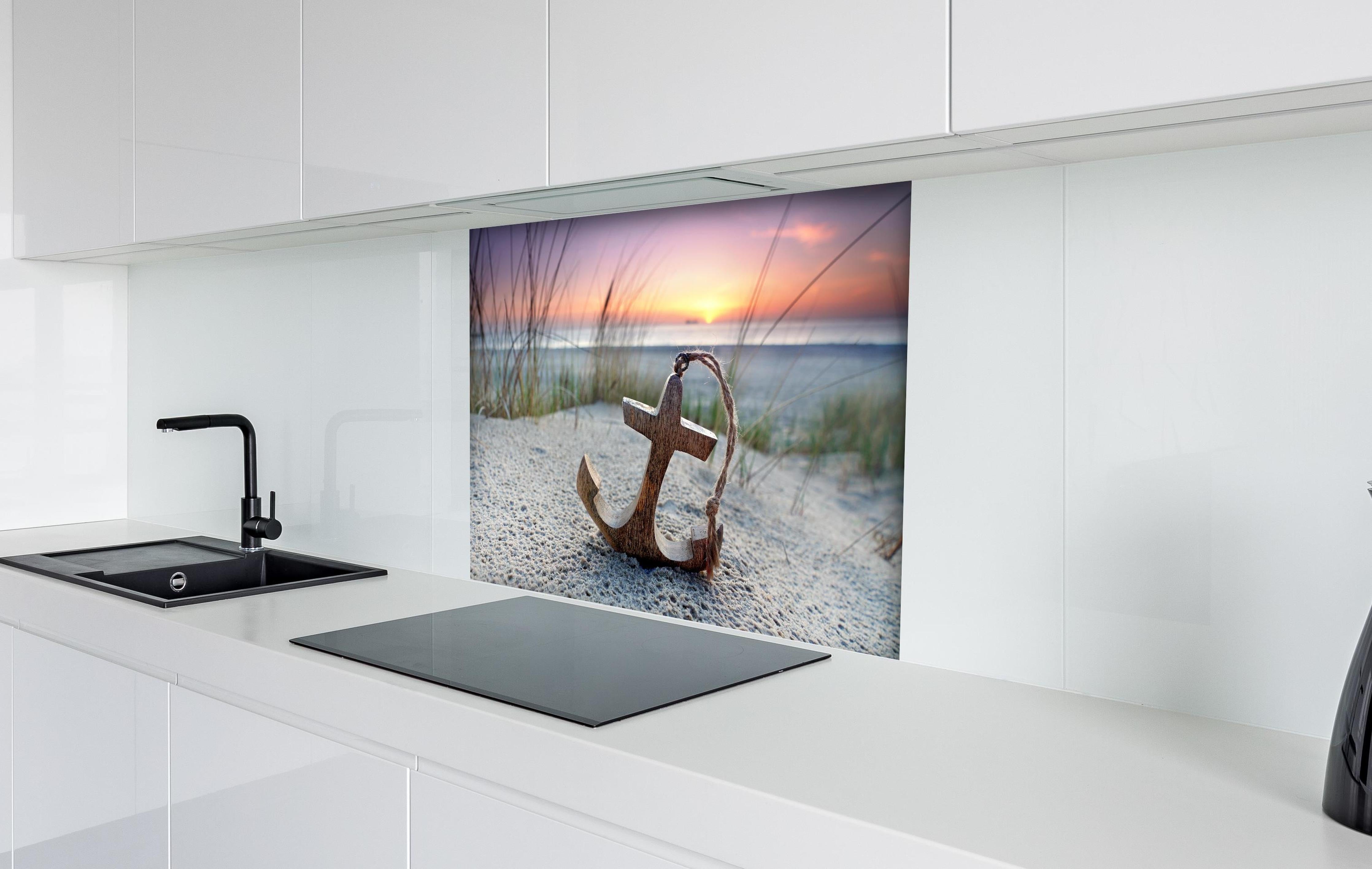 Spritzschutz - Anker am Strand hinter einem Cerankochfeld zwischen Holz-Kochutensilien